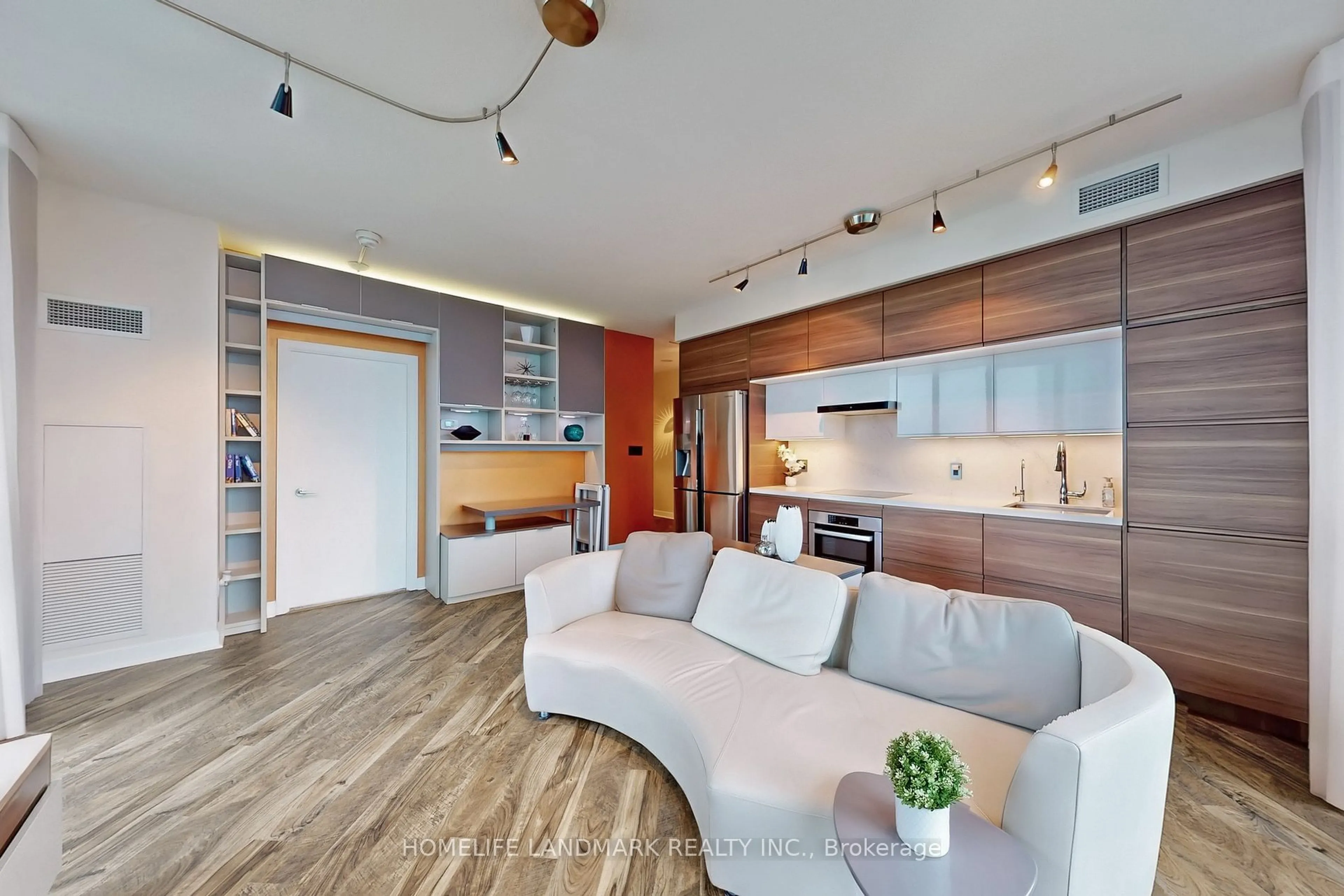 Open concept kitchen, wood/laminate floor for 33 Bay St #4304, Toronto Ontario M5J 2Z3