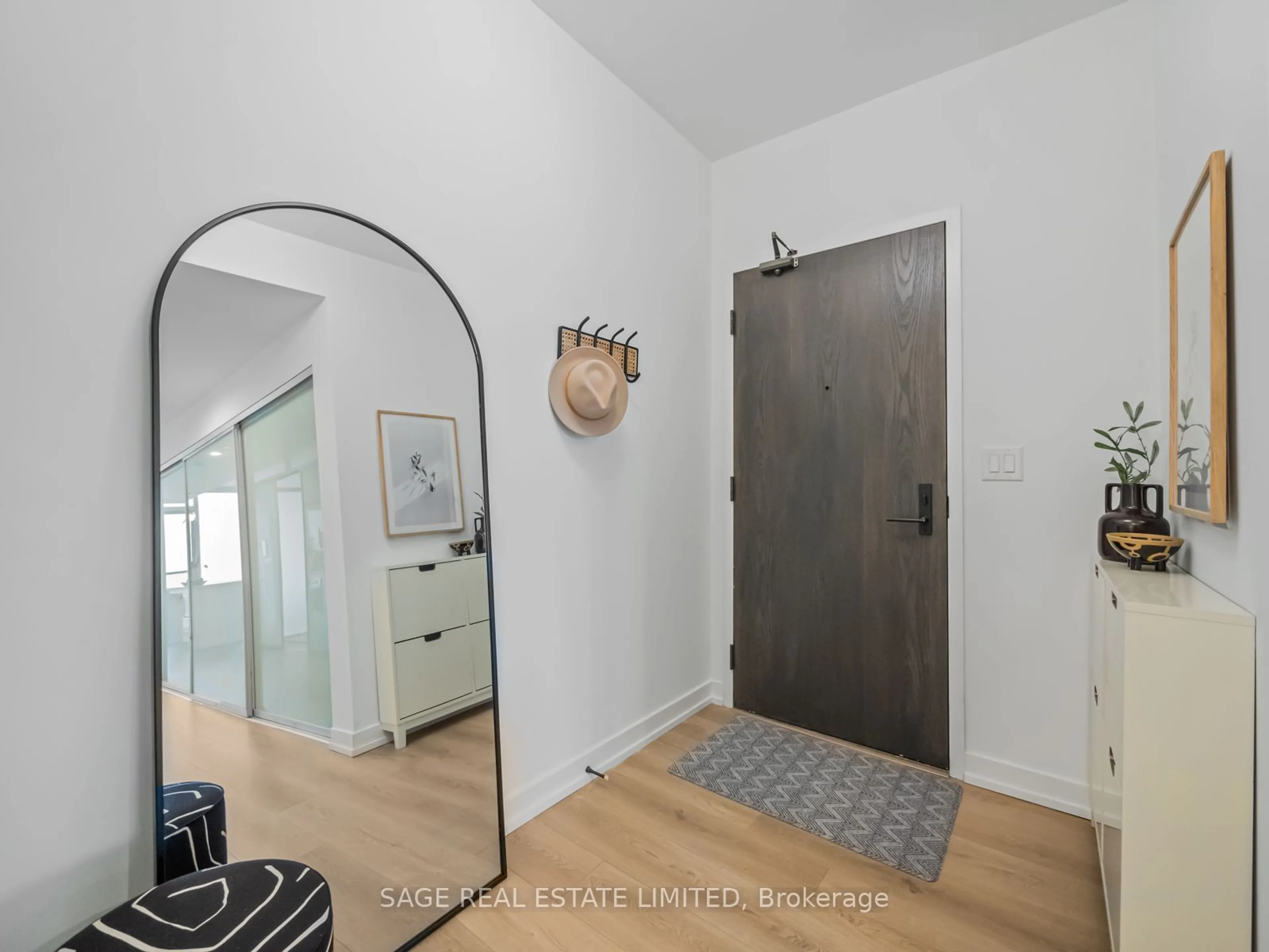 Indoor entryway for 426 University Ave #3701, Toronto Ontario M5G 1S9