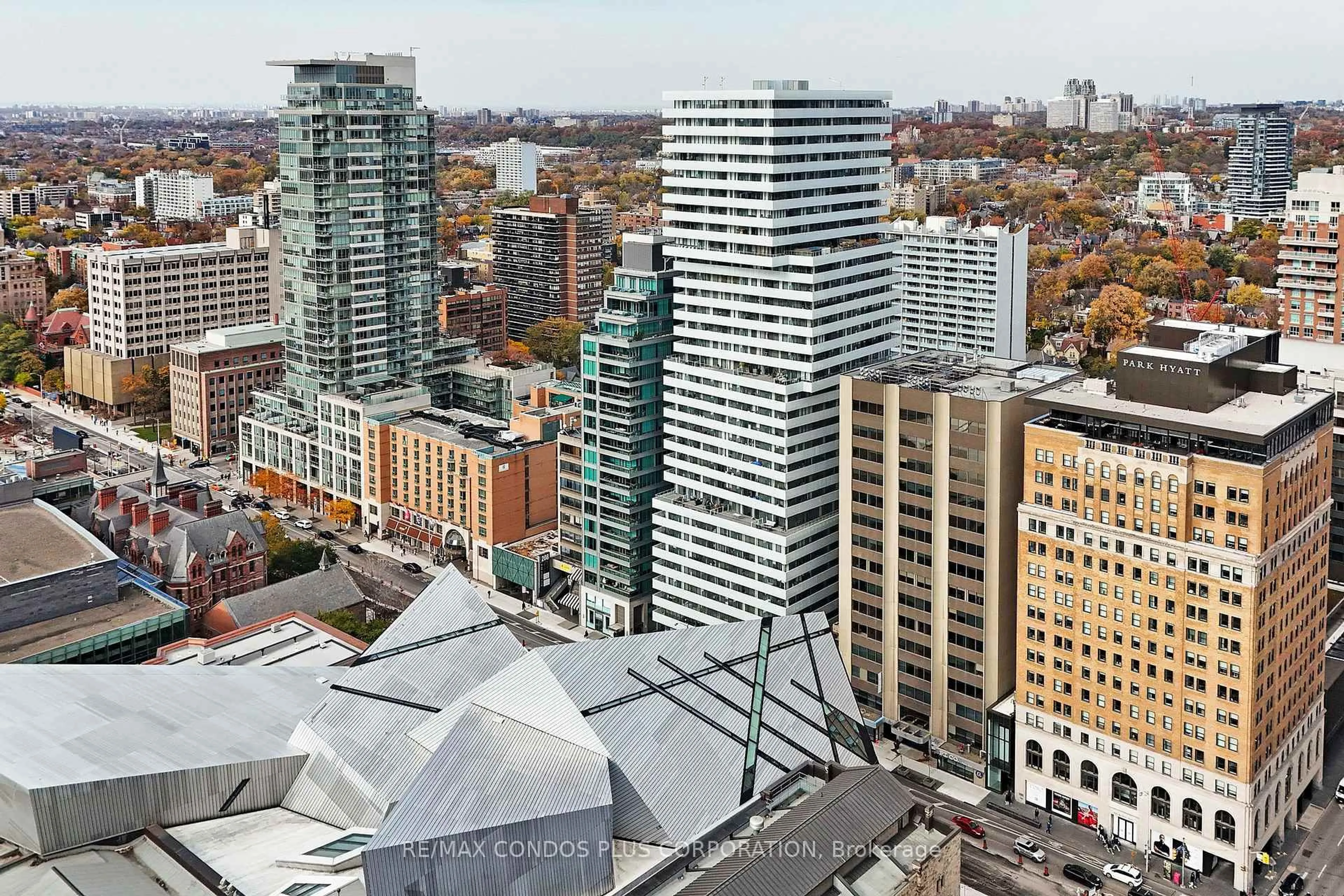 A pic from outside/outdoor area/front of a property/back of a property/a pic from drone, city buildings view from balcony for 200 Bloor St #2105, Toronto Ontario M5S 0B1