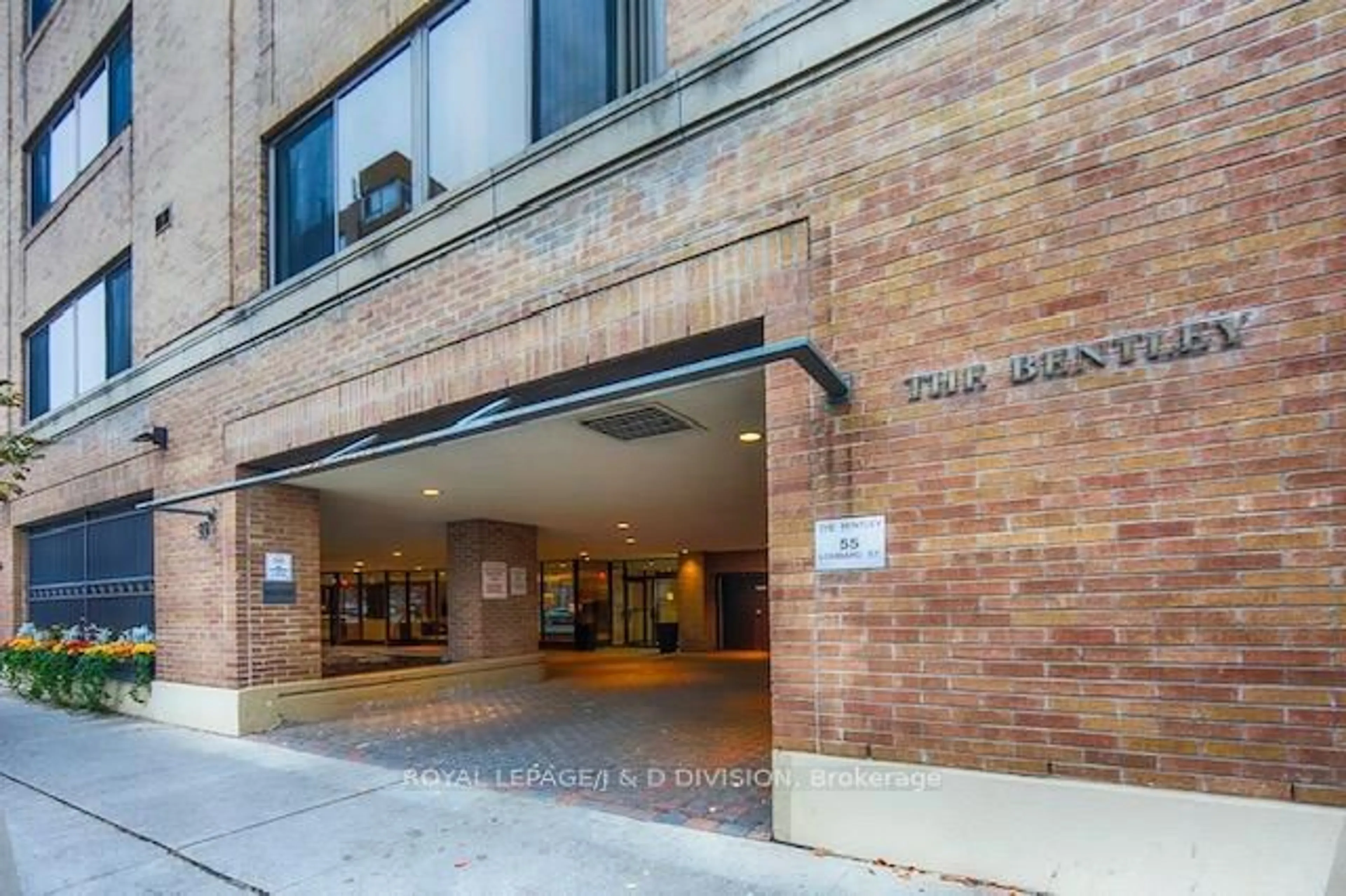 Indoor foyer for 55 Lombard St #204, Toronto Ontario M5C 2R7