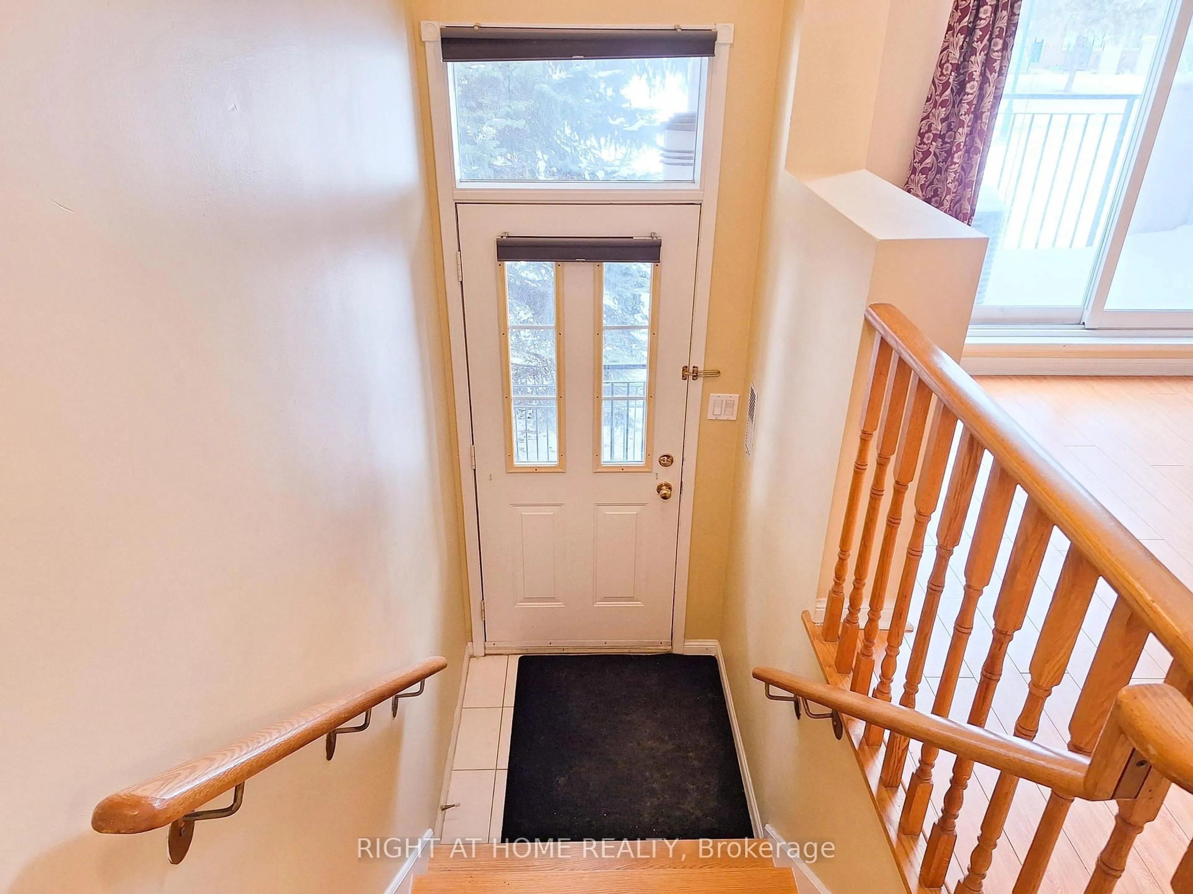 Indoor entryway for 821 Grandview Way, Toronto Ontario M2N 6V5