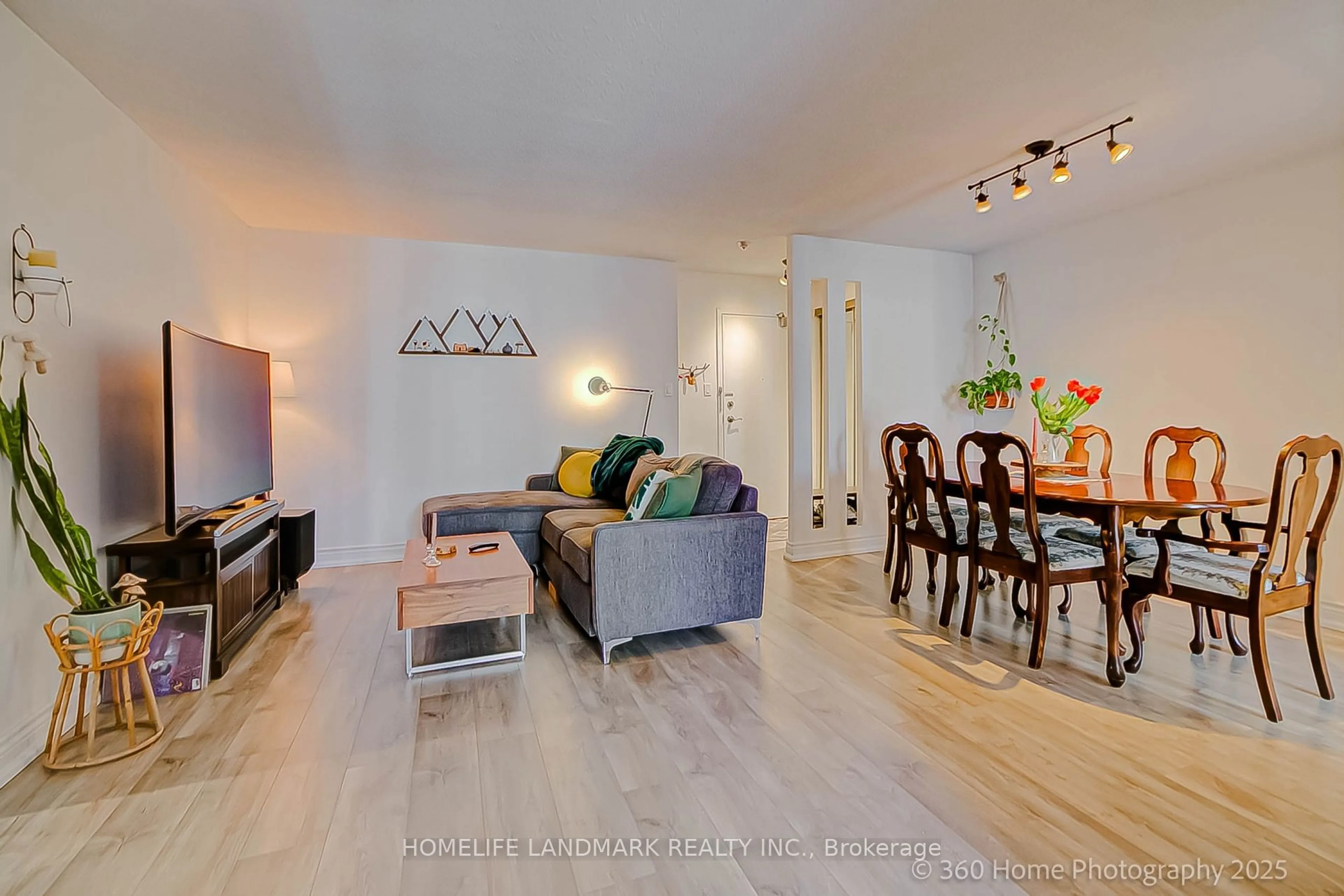 Living room with furniture, wood/laminate floor for 633 Bay St #1703, Toronto Ontario M5G 2G4