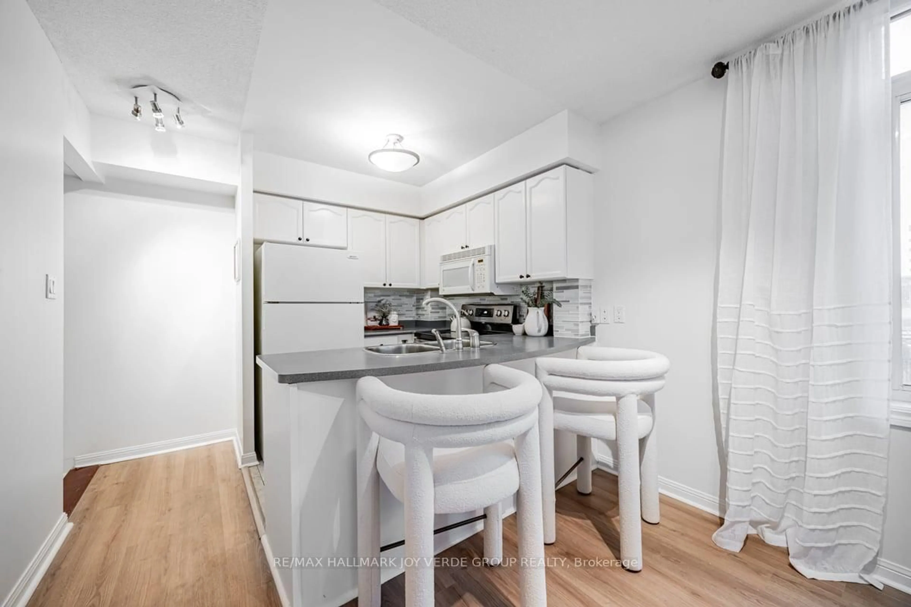 Standard kitchen, unknown for 47 Sudbury St #4707, Toronto Ontario M6J 3W6