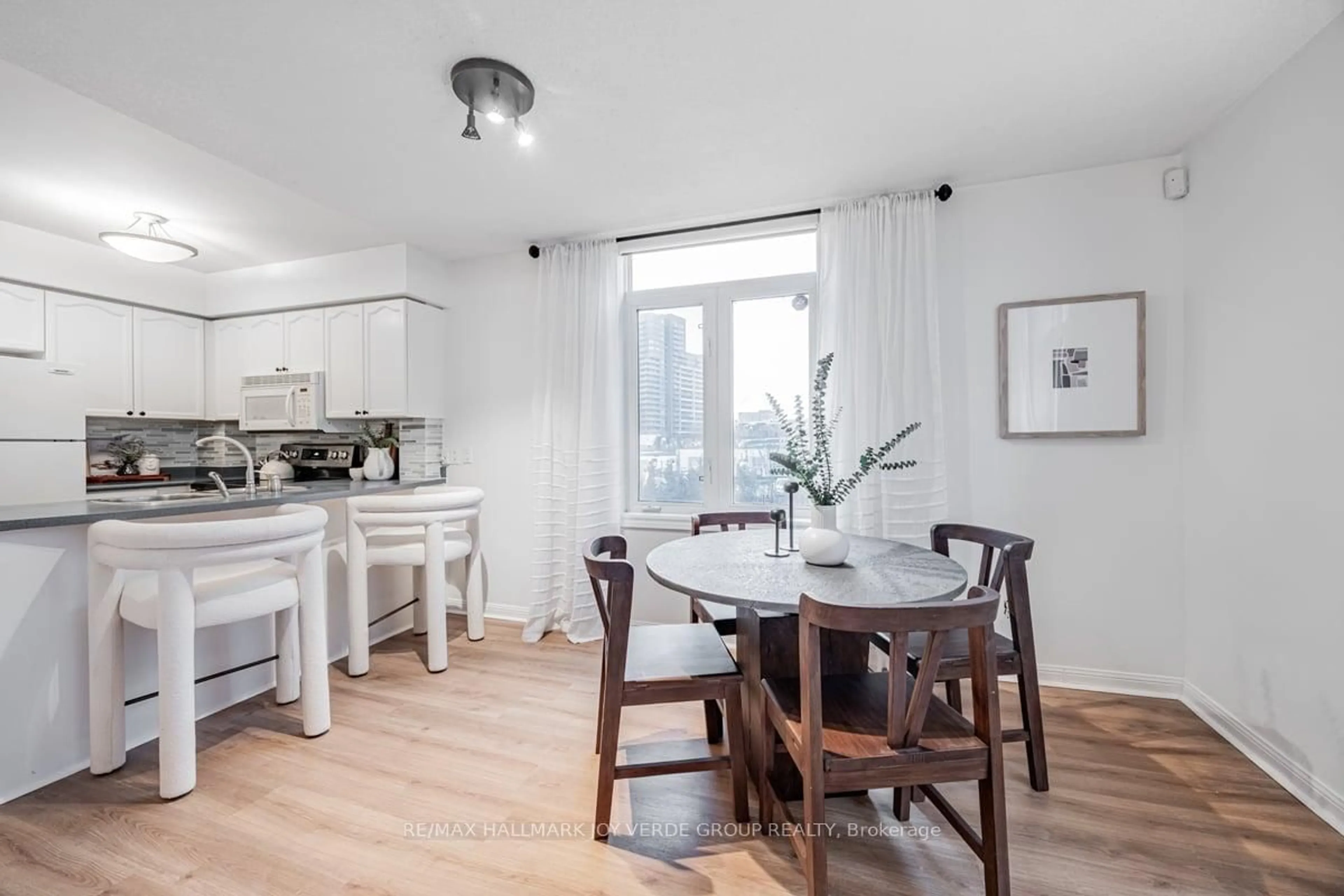 Dining room, wood/laminate floor for 47 Sudbury St #4707, Toronto Ontario M6J 3W6