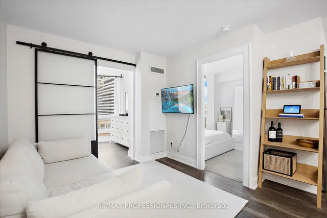 Primary image of 1055 Bay St Unit 709