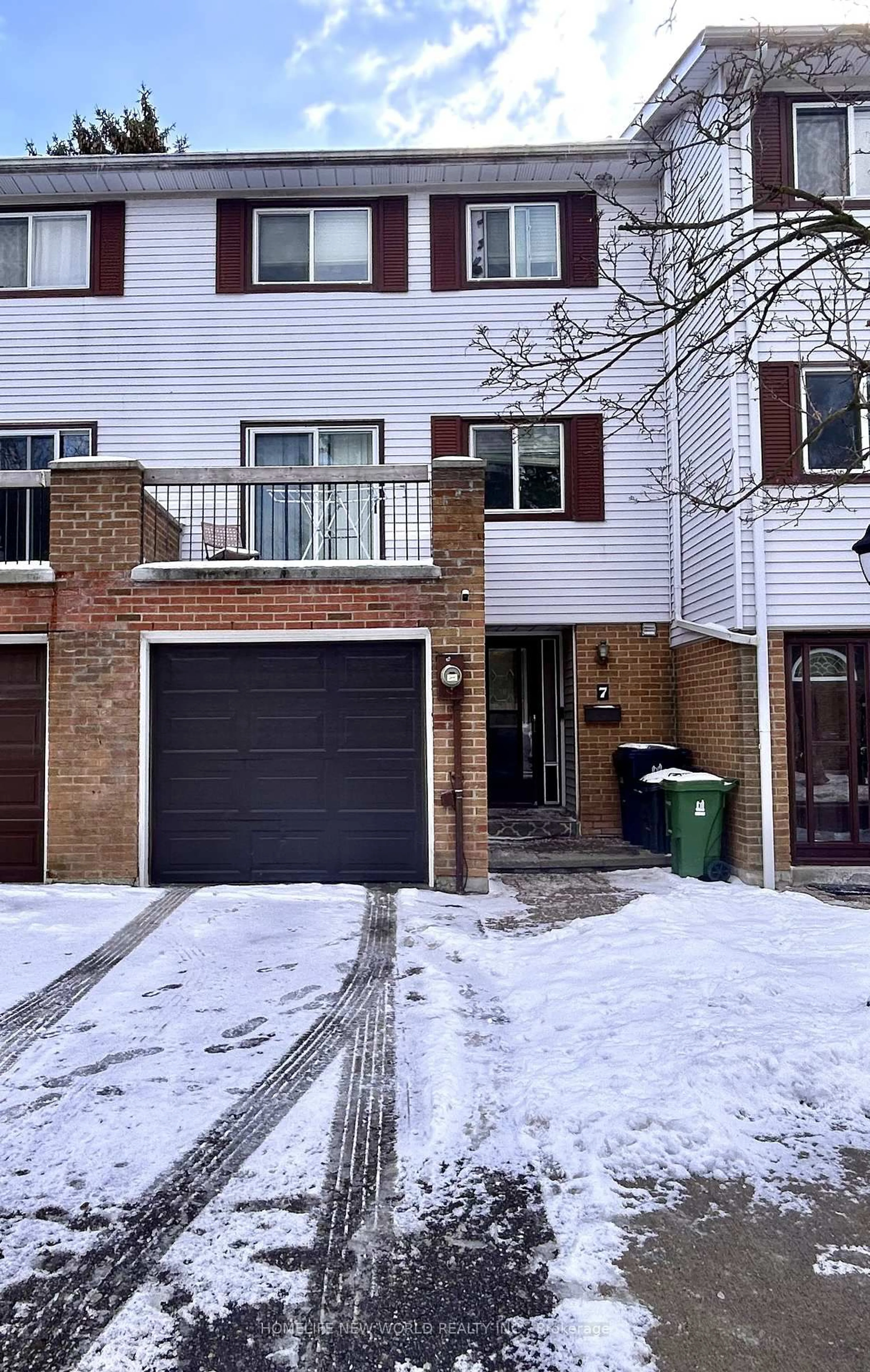 A pic from outside/outdoor area/front of a property/back of a property/a pic from drone, street for 7 Jenny Wren Way, Toronto Ontario M2H 2Y8