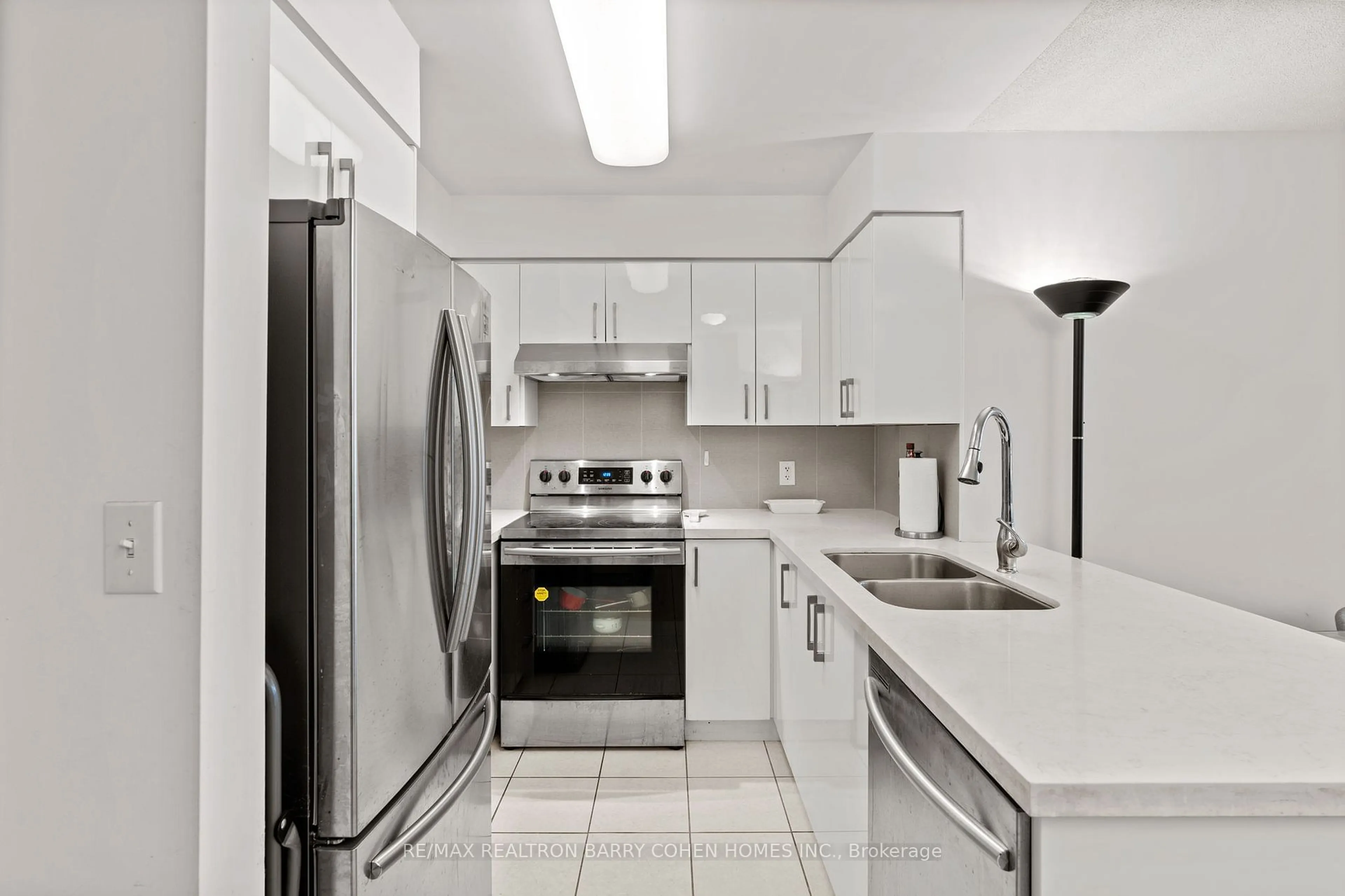 Standard kitchen, ceramic/tile floor for 23 Hollywood Ave #2606, Toronto Ontario M2N 7L8