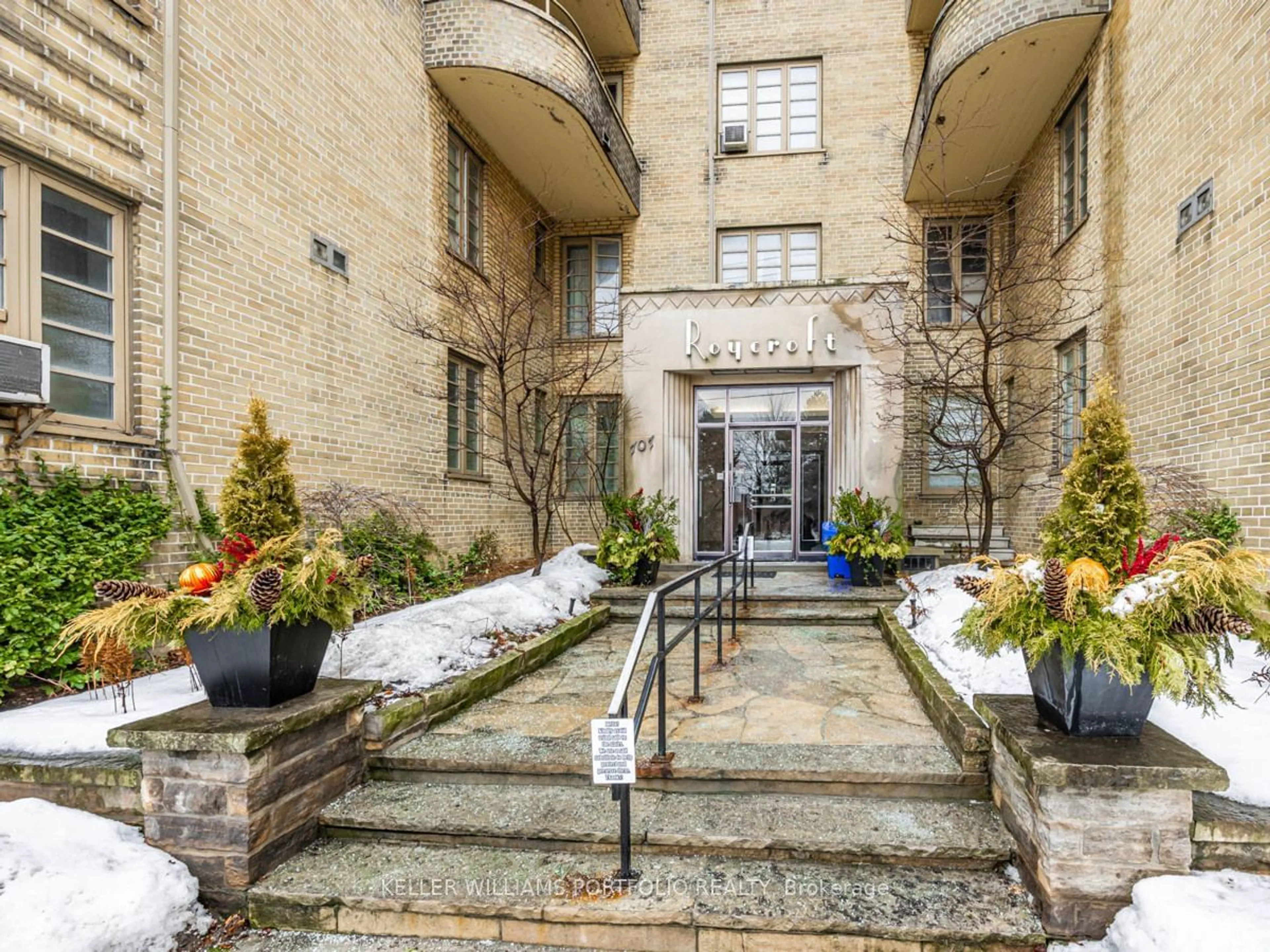 Indoor foyer for 707 Eglinton Ave #511, Toronto Ontario M5N 1C8