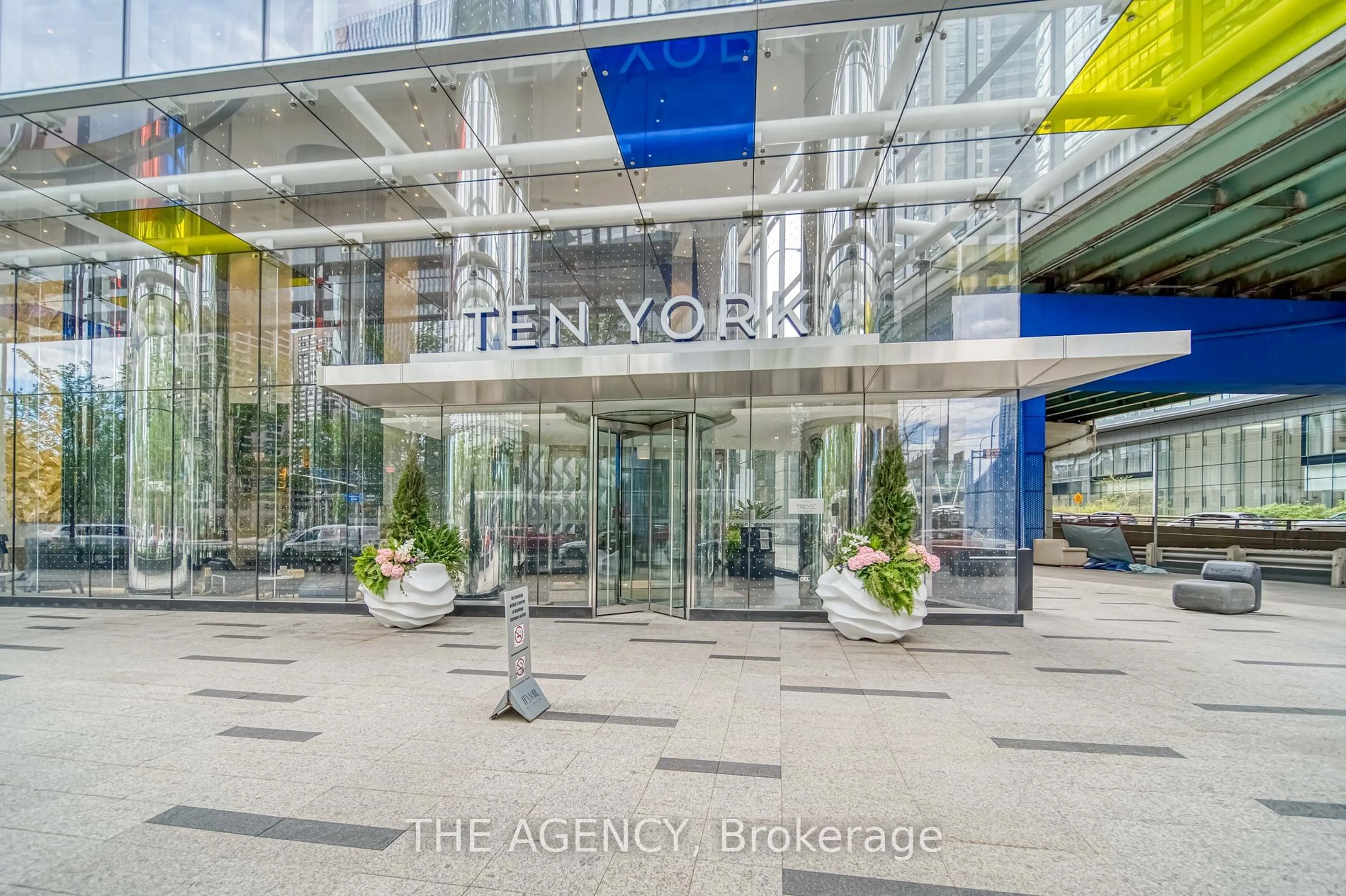 Indoor foyer for 10 York St #3303, Toronto Ontario M5J 0E1