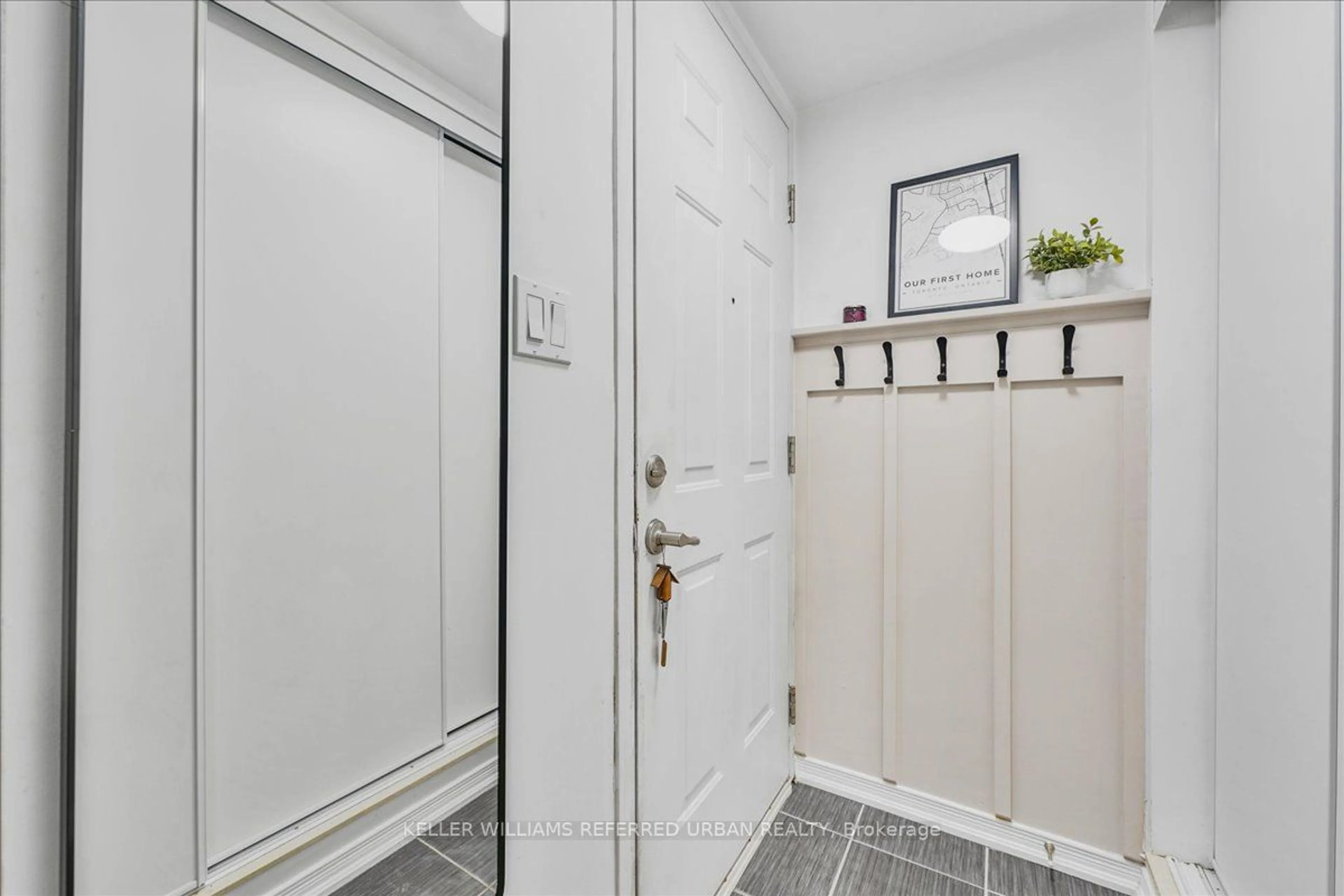 Indoor entryway for 19 Coneflower Cres #124, Toronto Ontario M2R 0A5