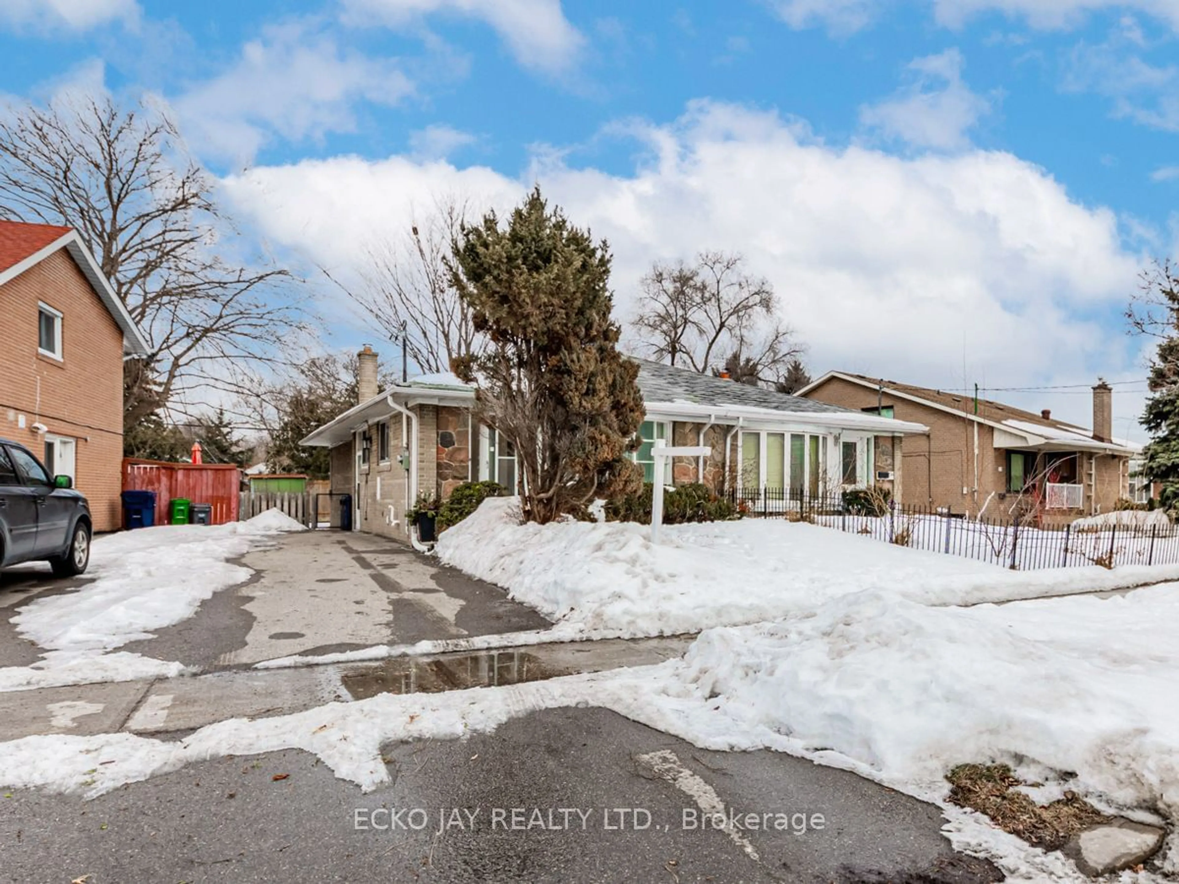 A pic from outside/outdoor area/front of a property/back of a property/a pic from drone, street for 254 Roywood Dr, Toronto Ontario M3A 2E6