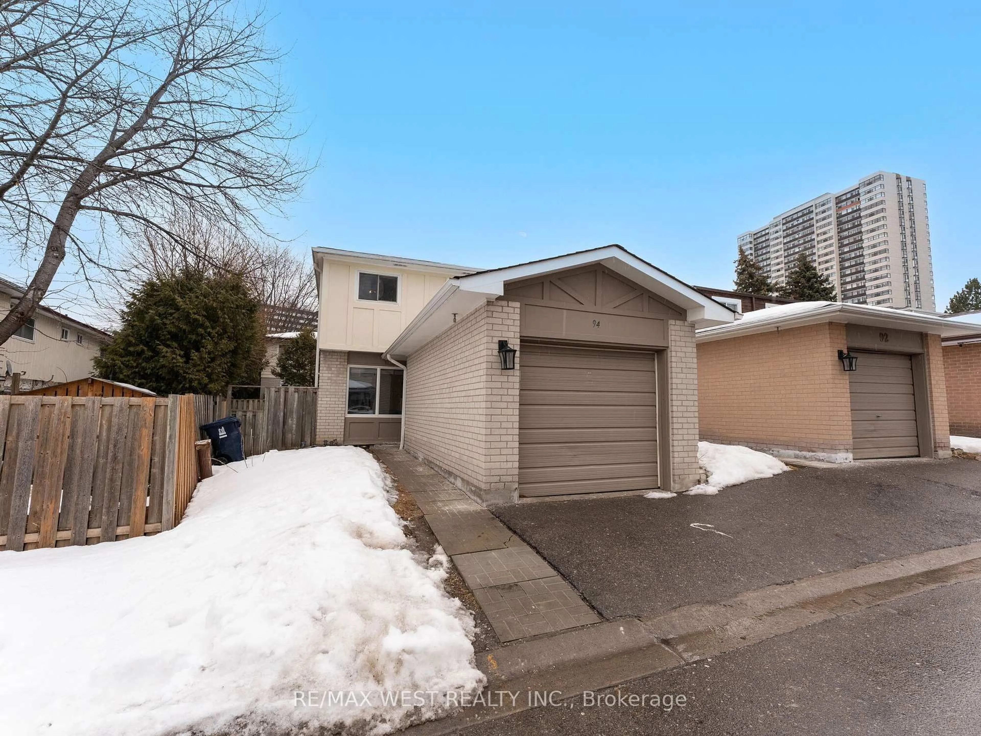 A pic from outside/outdoor area/front of a property/back of a property/a pic from drone, street for 94 Plum Tree Way, Toronto Ontario M2R 3J1