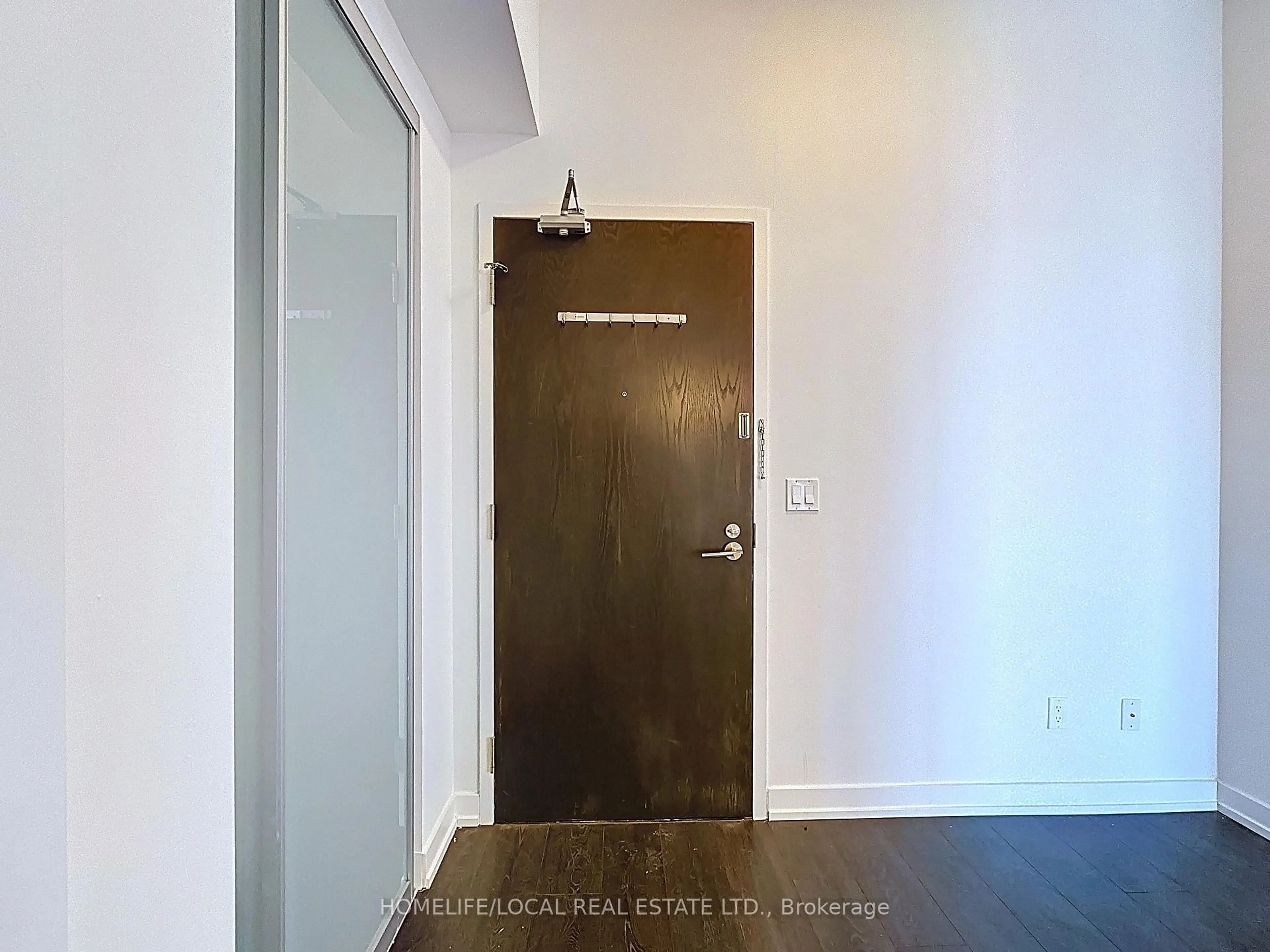 Indoor entryway for 297 College St ## 506, Toronto Ontario M5T 0C2