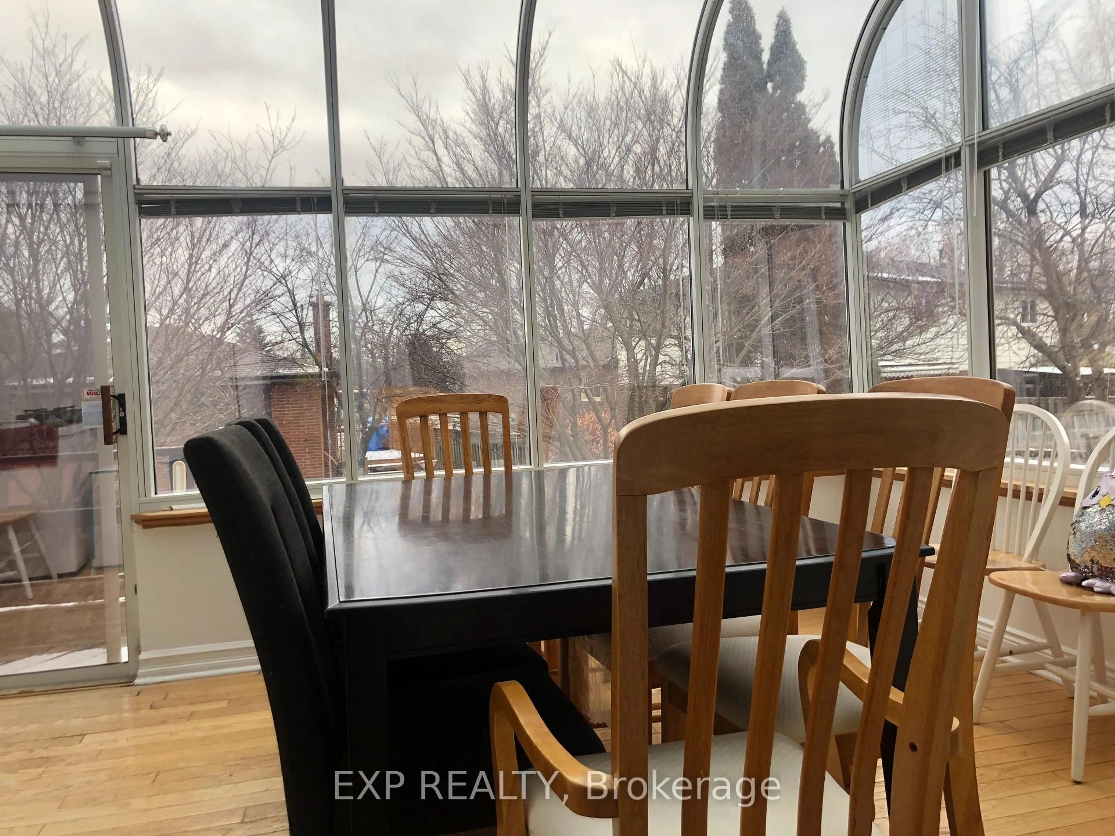 Dining room, wood/laminate floor for 5 Jardin Hill Crt, Toronto Ontario M2H 3R8