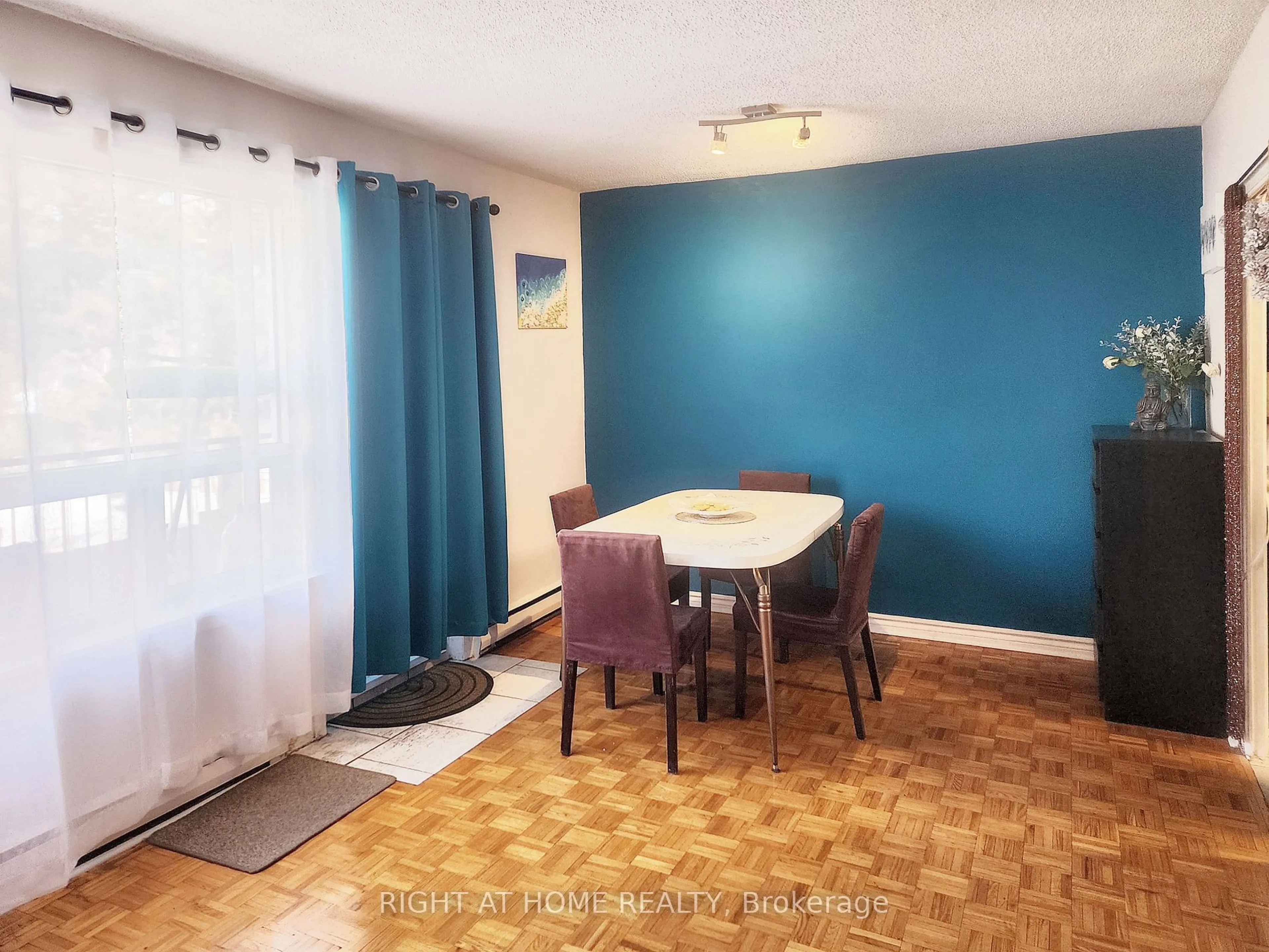 A pic of a room for 5877 Bathurst St #210, Toronto Ontario M2R 1Y7