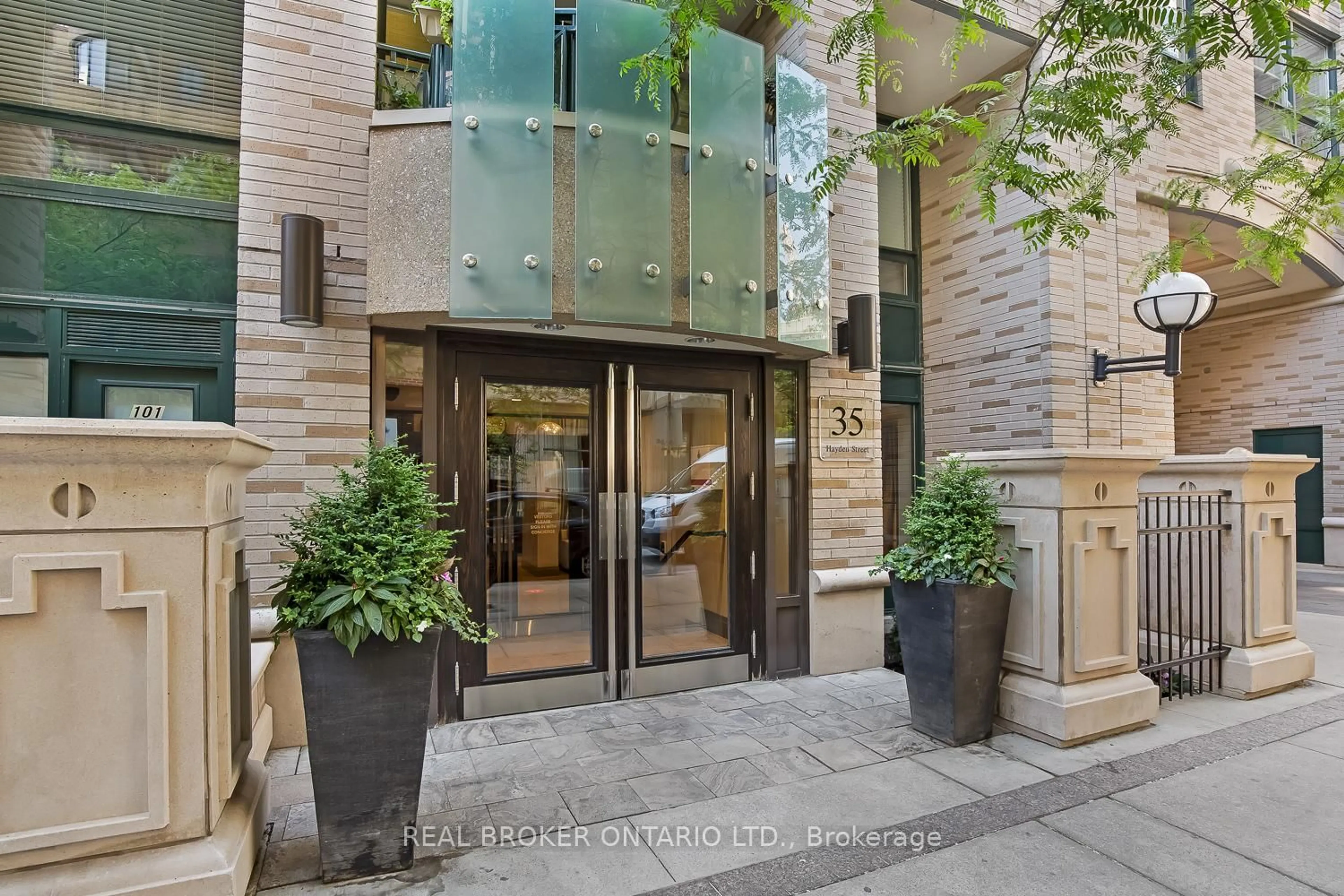 Indoor foyer for 35 Hayden St #807, Toronto Ontario M4Y 3C3