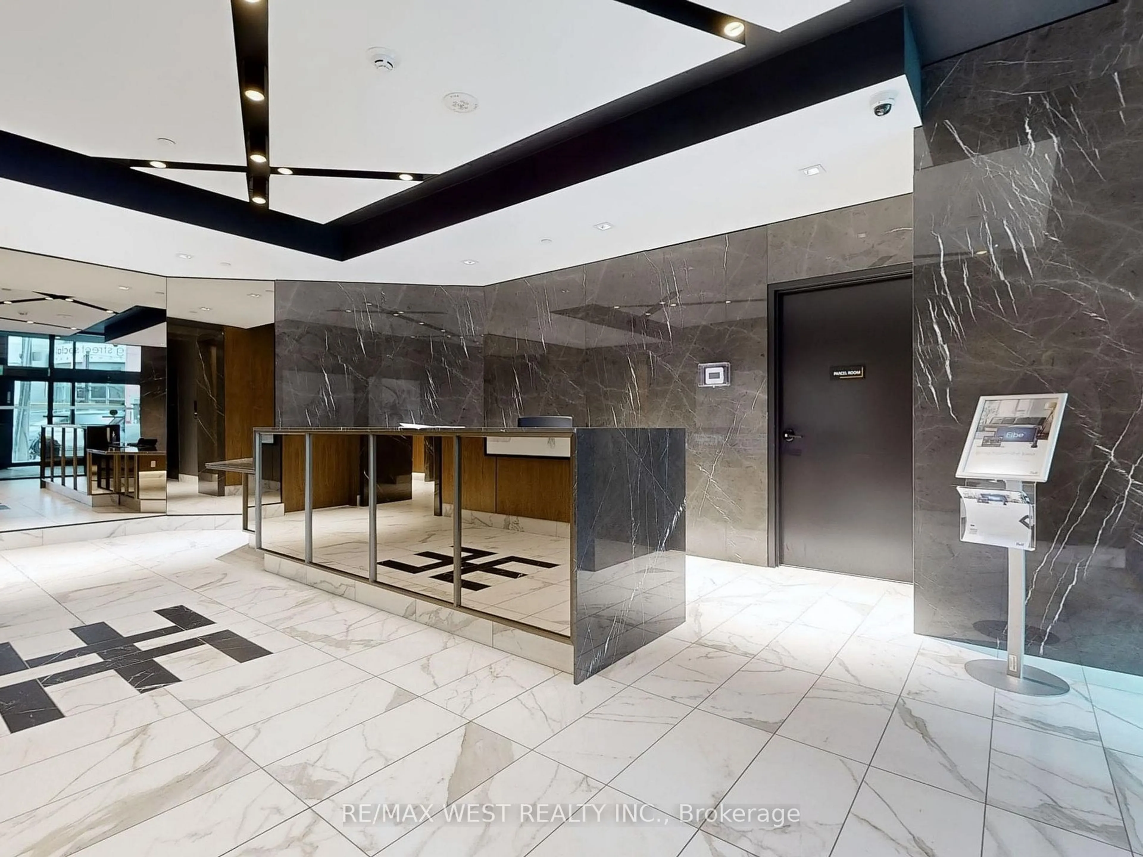 Indoor foyer for 327 King St #3106, Toronto Ontario M5V 0W7