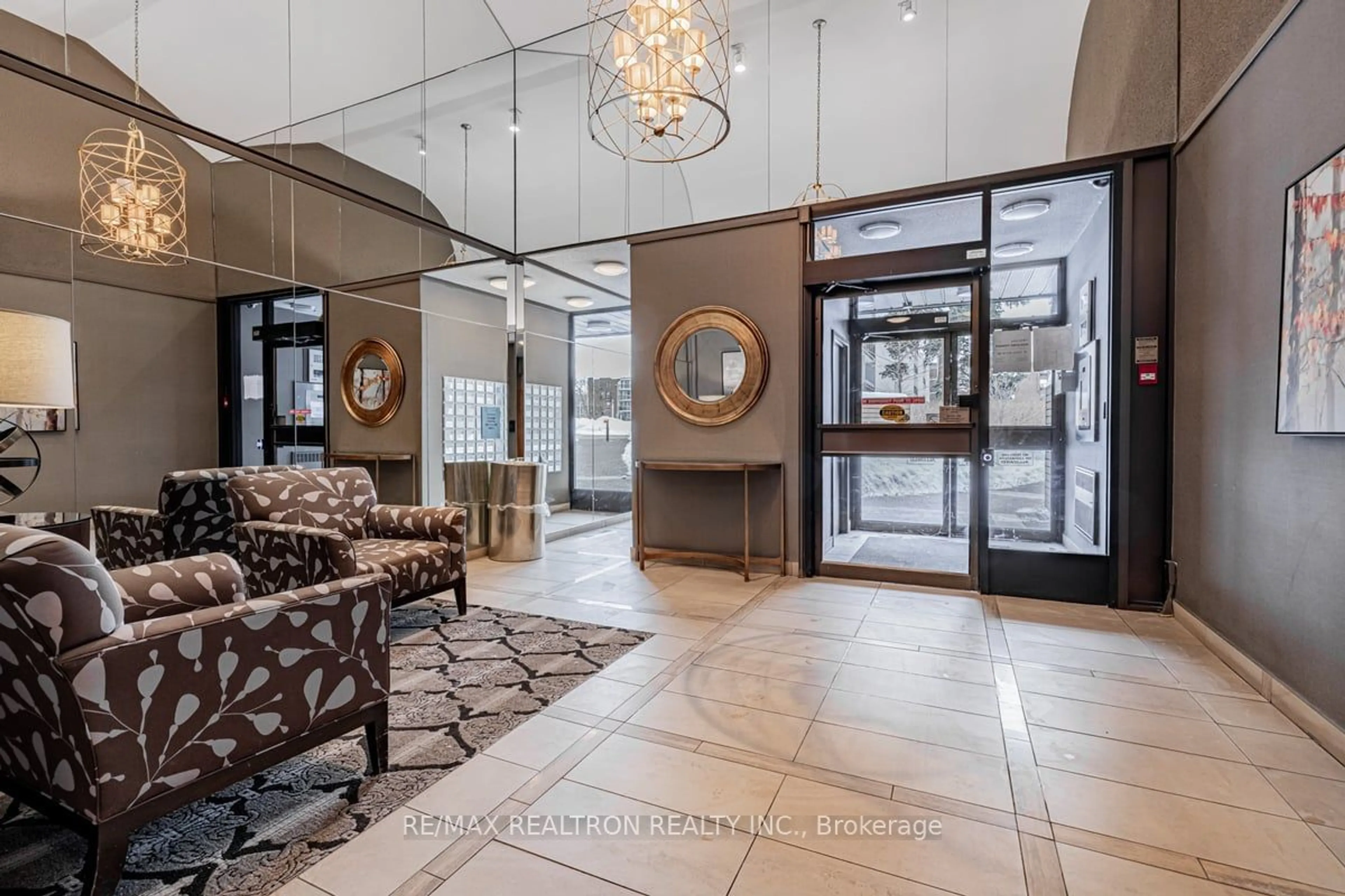 Indoor foyer for 30 Fashion Roseway #104, Toronto Ontario M2N 6B4