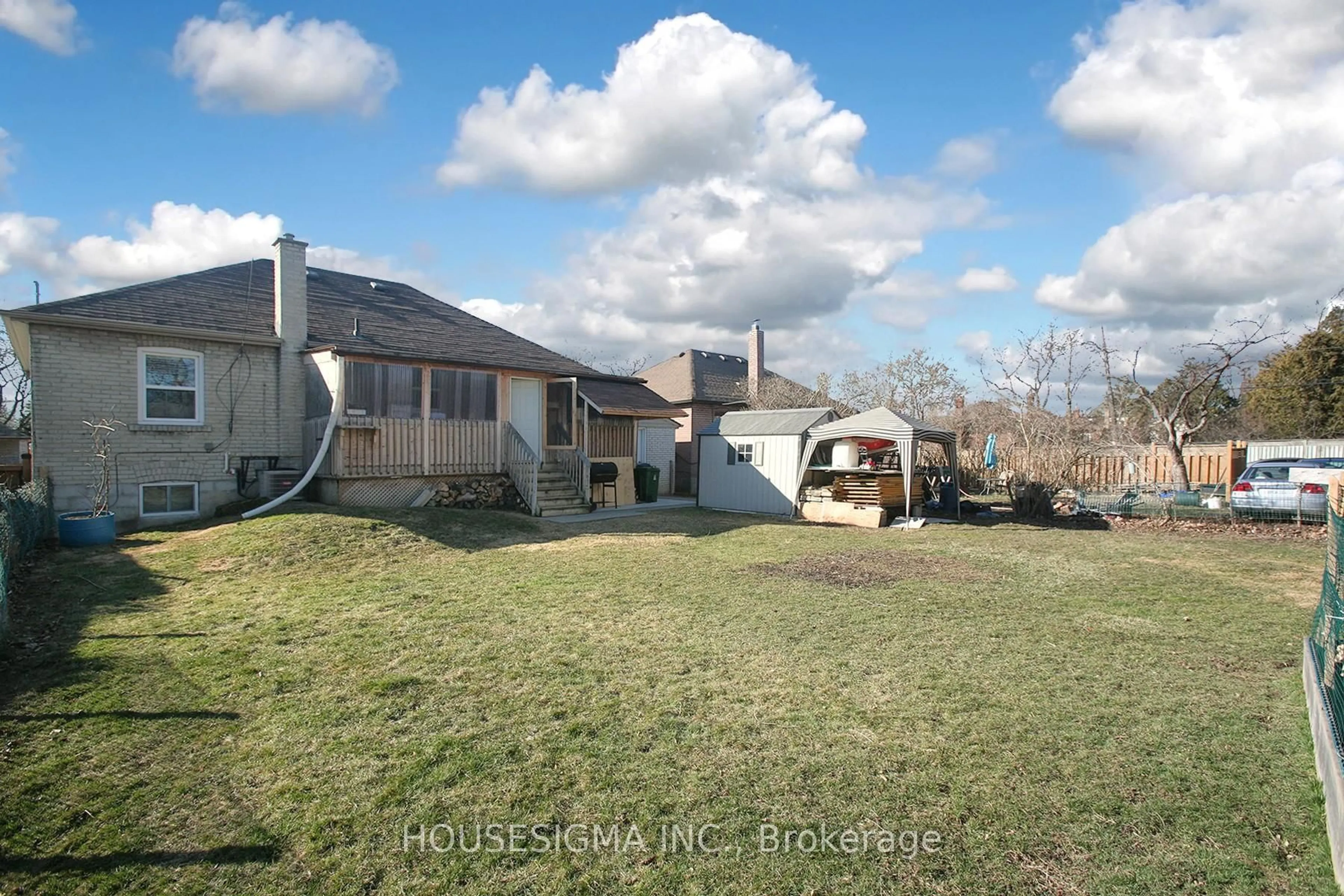 A pic from outside/outdoor area/front of a property/back of a property/a pic from drone, unknown for 94 Fairholme Ave, Toronto Ontario M6B 2W6