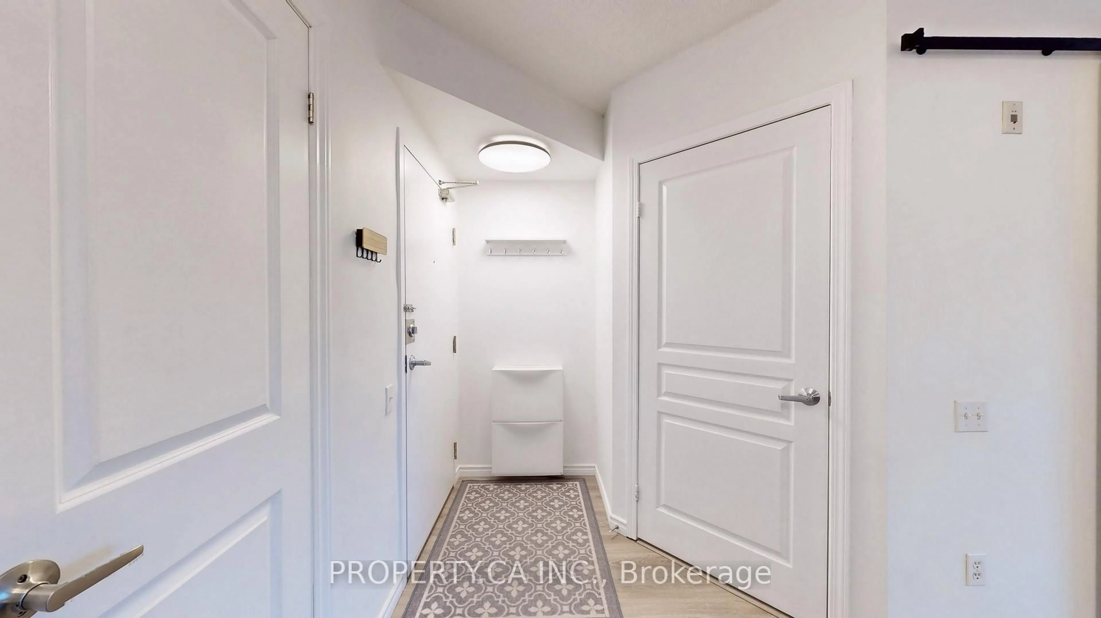 Indoor entryway for 140 Bathurst St #Ph02, Toronto Ontario M5V 3N8