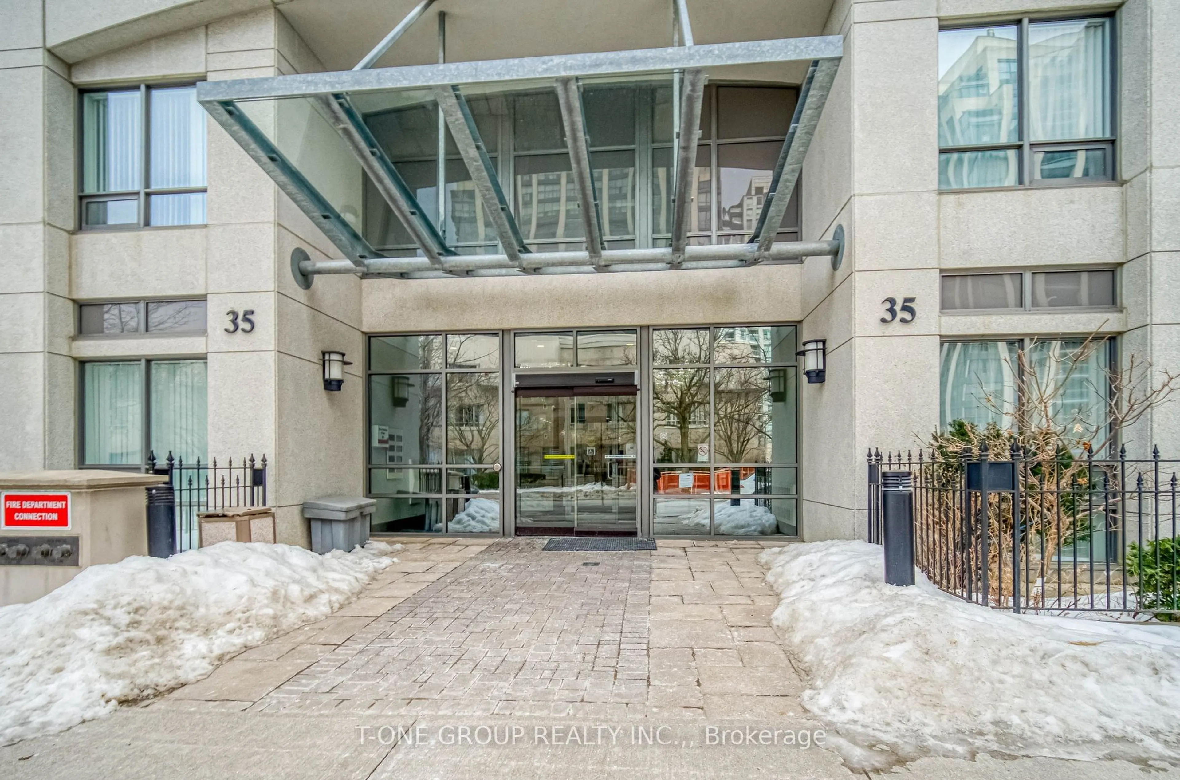 Indoor foyer for 35 Hollywood Ave #1817, Toronto Ontario M2N 0A9