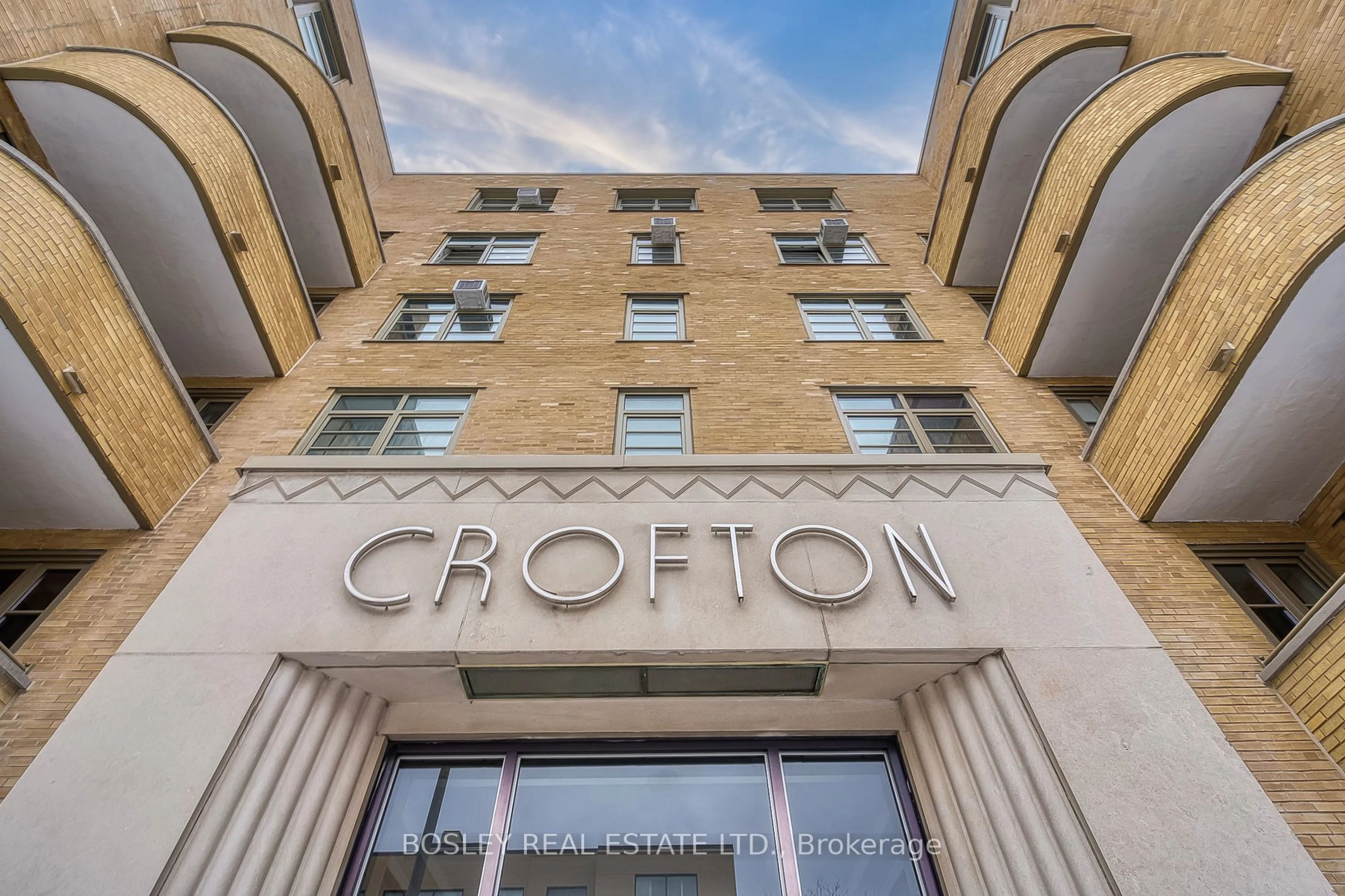 Indoor foyer for 717 Eglinton Ave #505, Toronto Ontario M5N 1C9