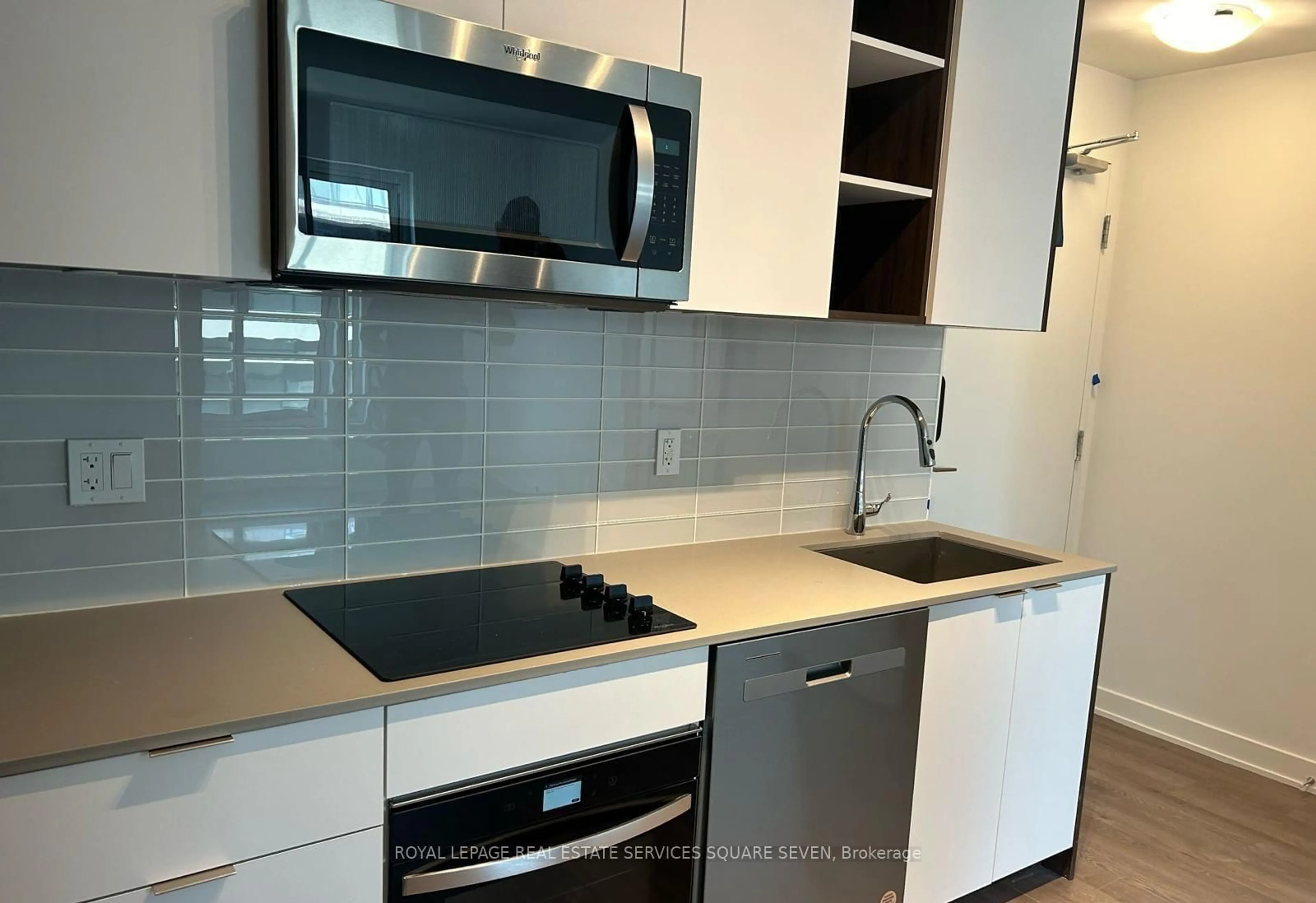 Standard kitchen, ceramic/tile floor for 543 Richmond St #610, Toronto Ontario M5V 0W9