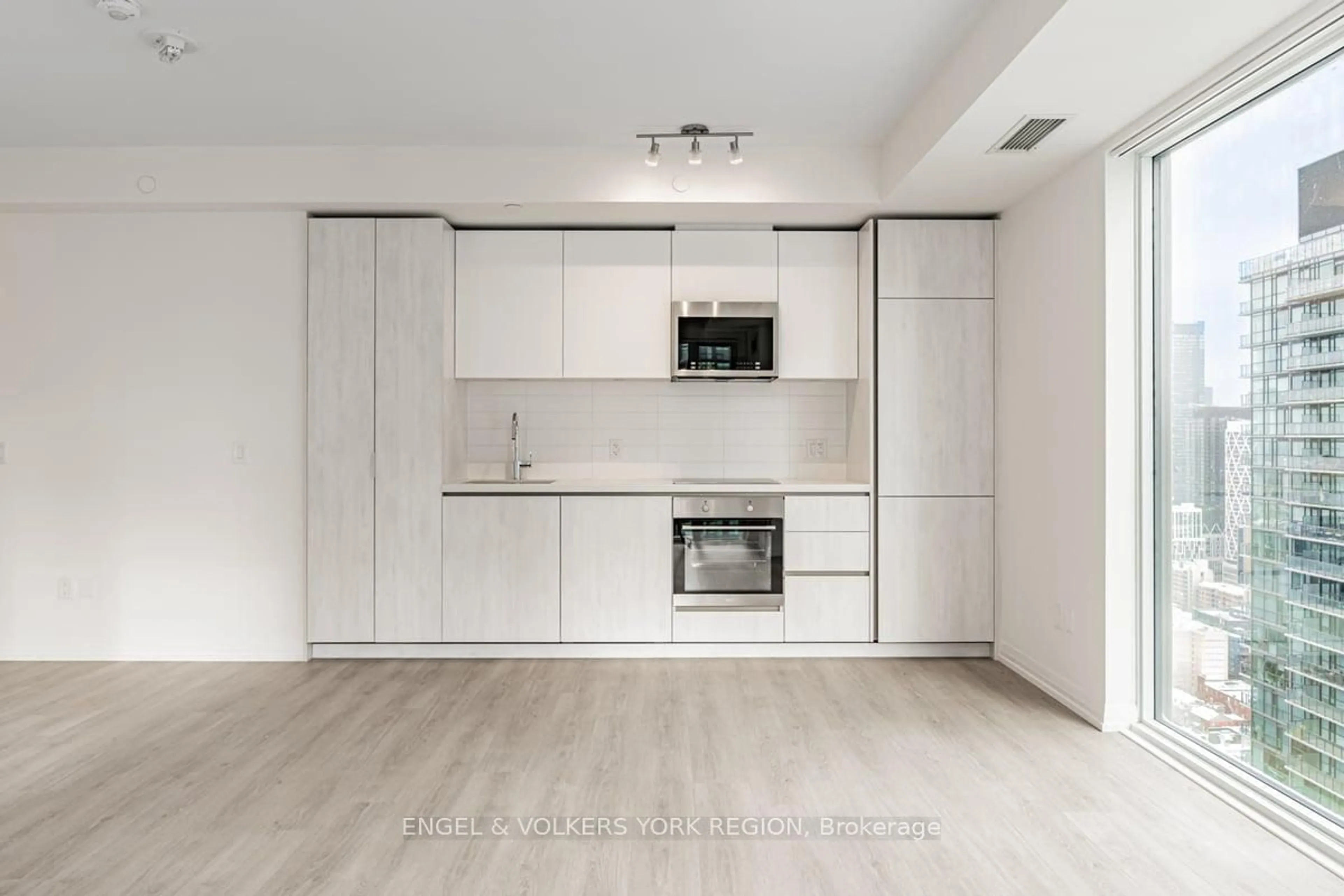 Standard kitchen, unknown for 28 Widmer St #3929, Toronto Ontario M5V 0T2