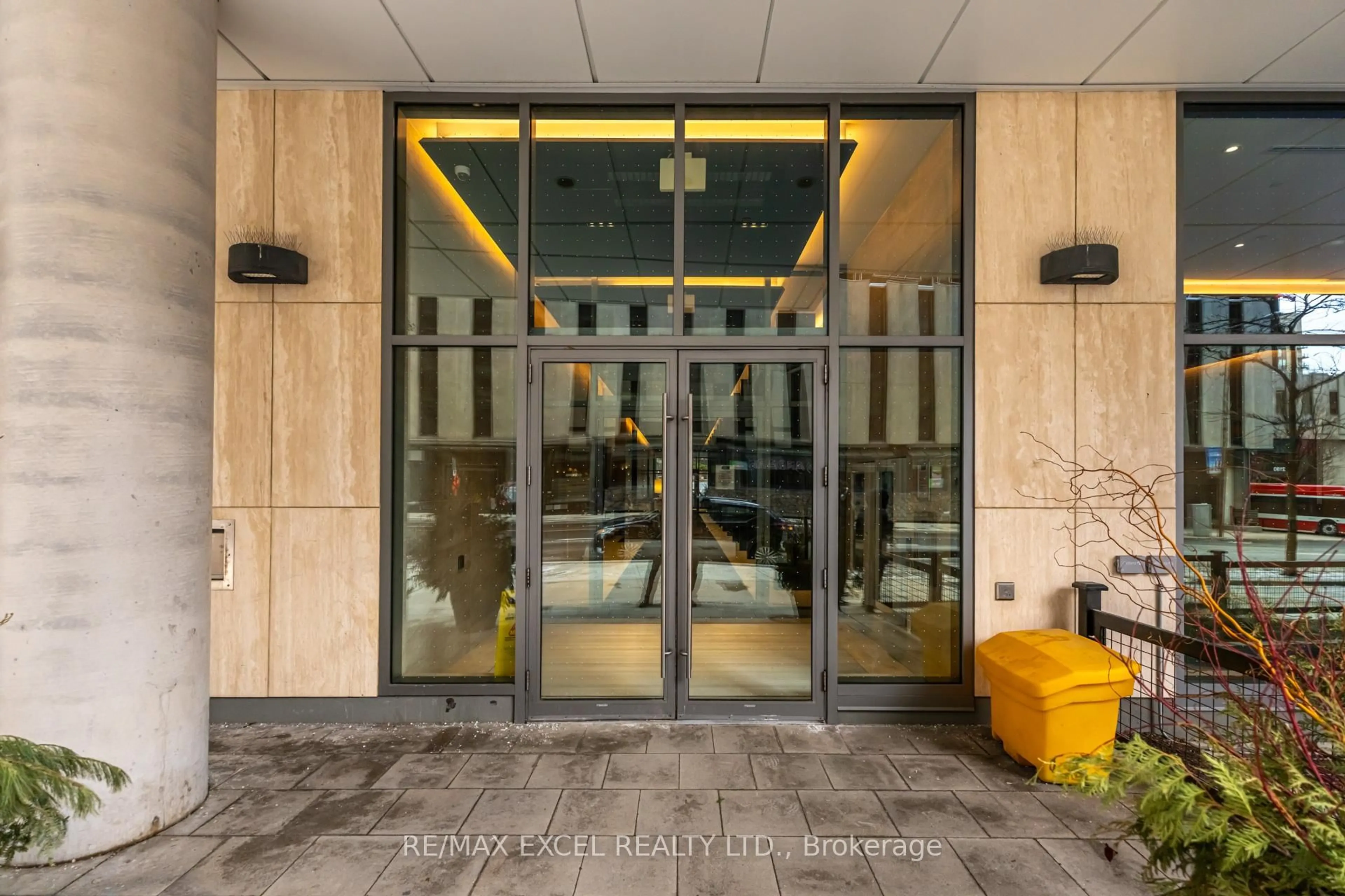 Indoor foyer for 2221 Yonge St #2911, Toronto Ontario M4S 2B4