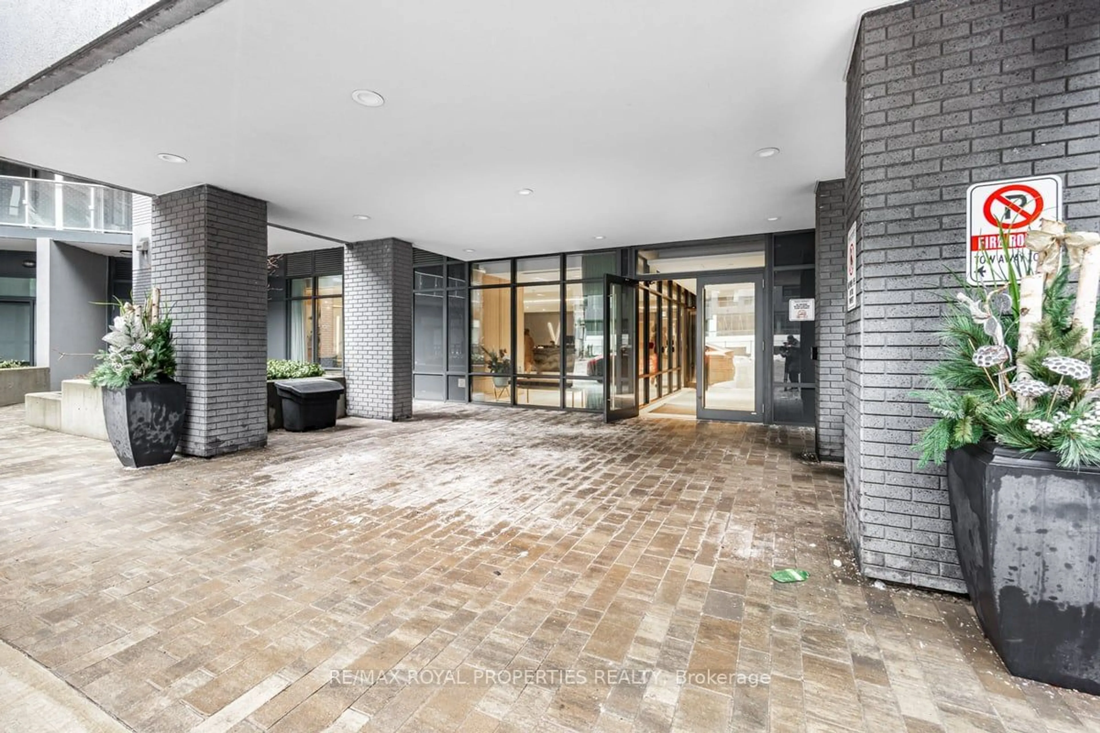 Indoor foyer for 621 Sheppard Ave #303, Toronto Ontario M2K 1B5