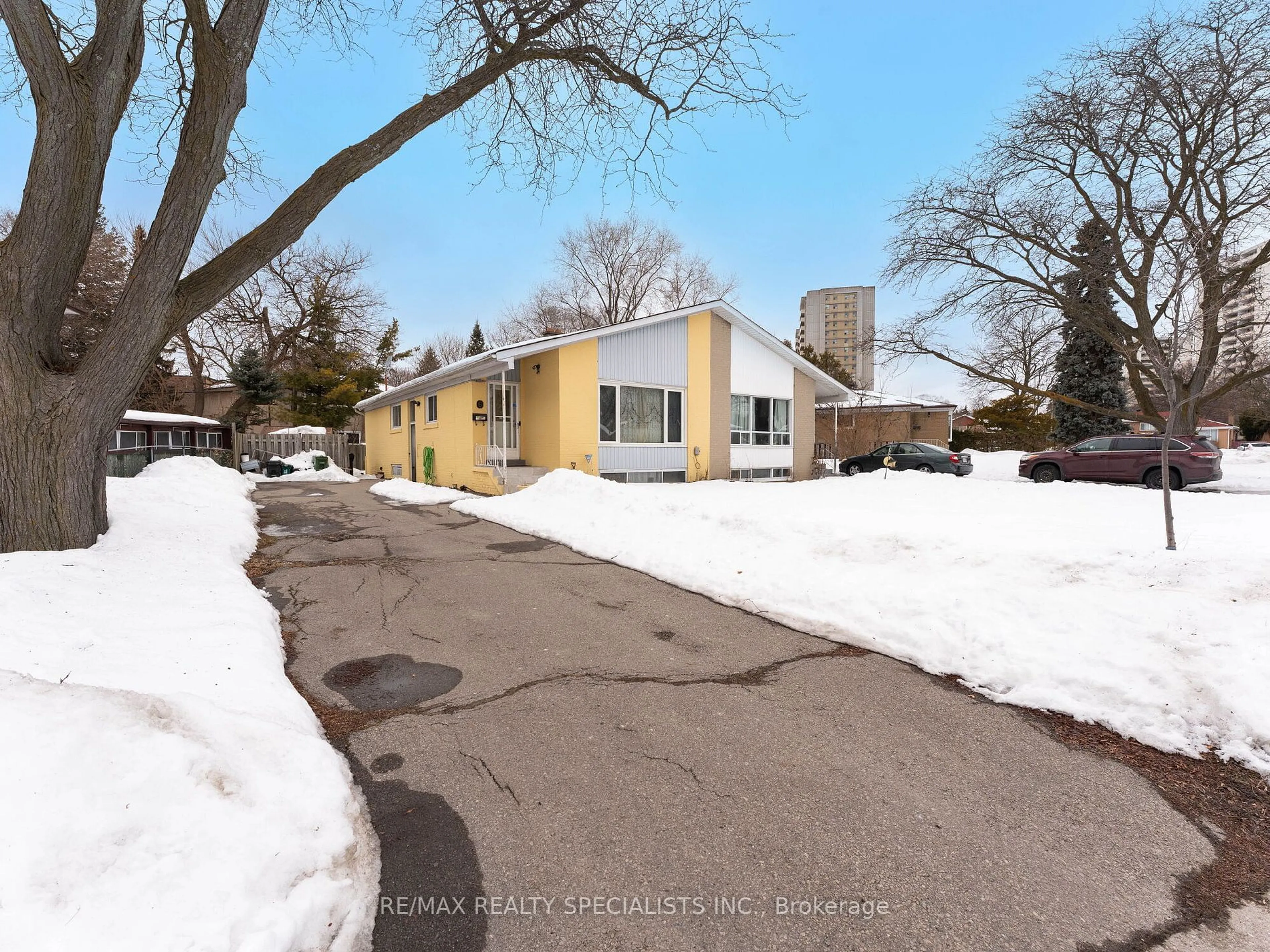 A pic from outside/outdoor area/front of a property/back of a property/a pic from drone, street for 6 Ravenrock Crt, Toronto Ontario M3A 2Y9