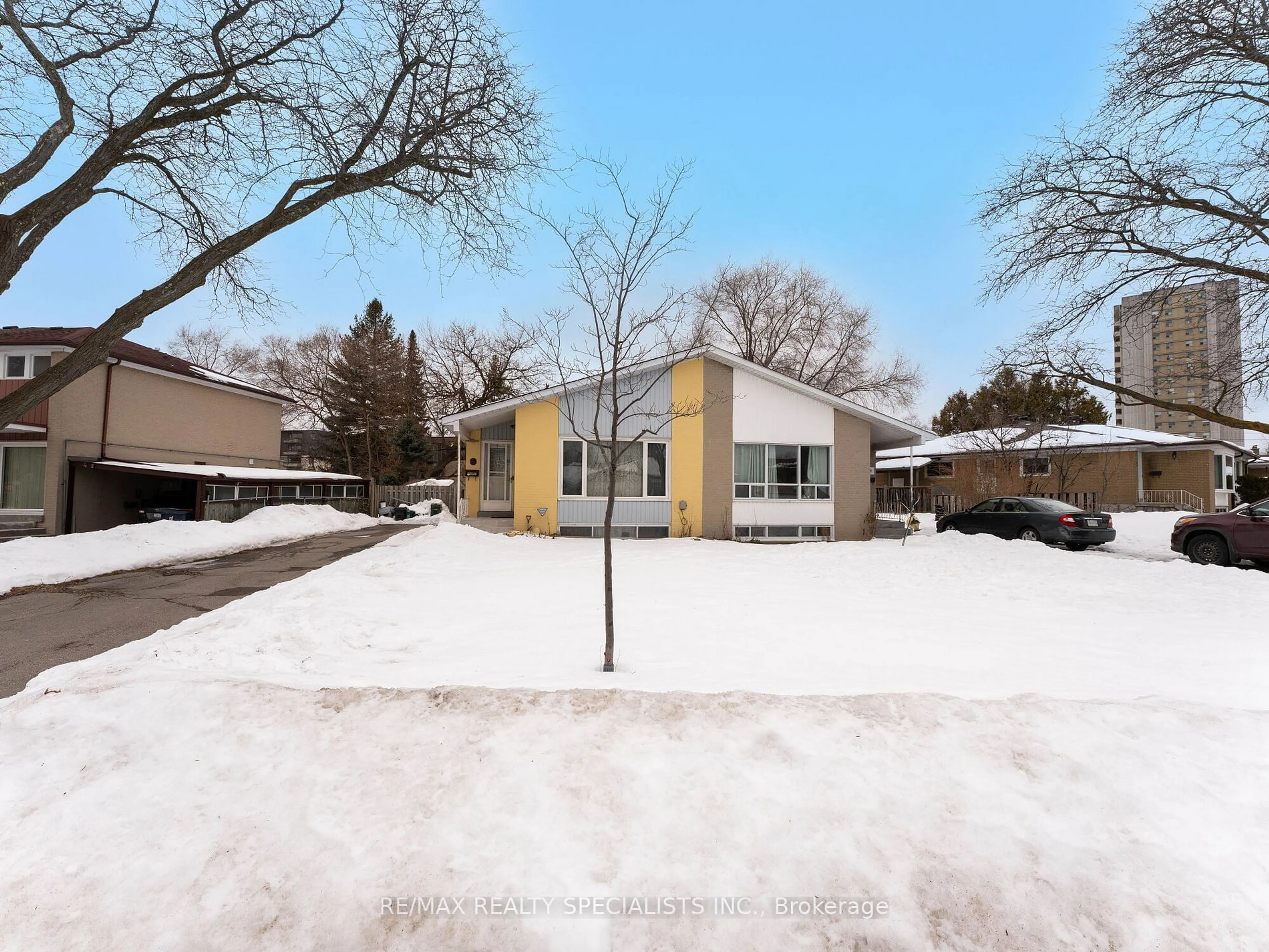 A pic from outside/outdoor area/front of a property/back of a property/a pic from drone, street for 6 Ravenrock Crt, Toronto Ontario M3A 2Y9