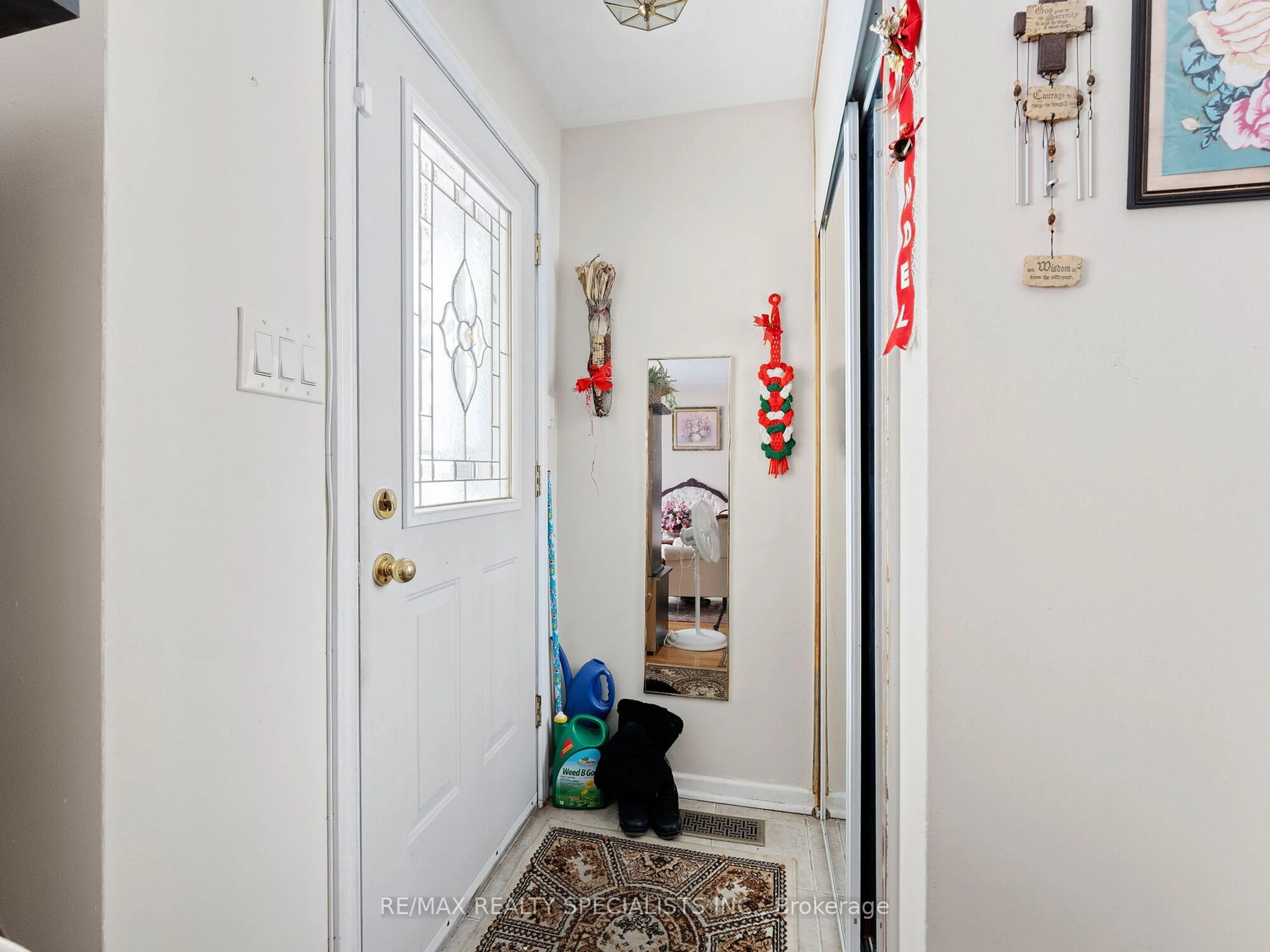 Indoor entryway for 6 Ravenrock Crt, Toronto Ontario M3A 2Y9