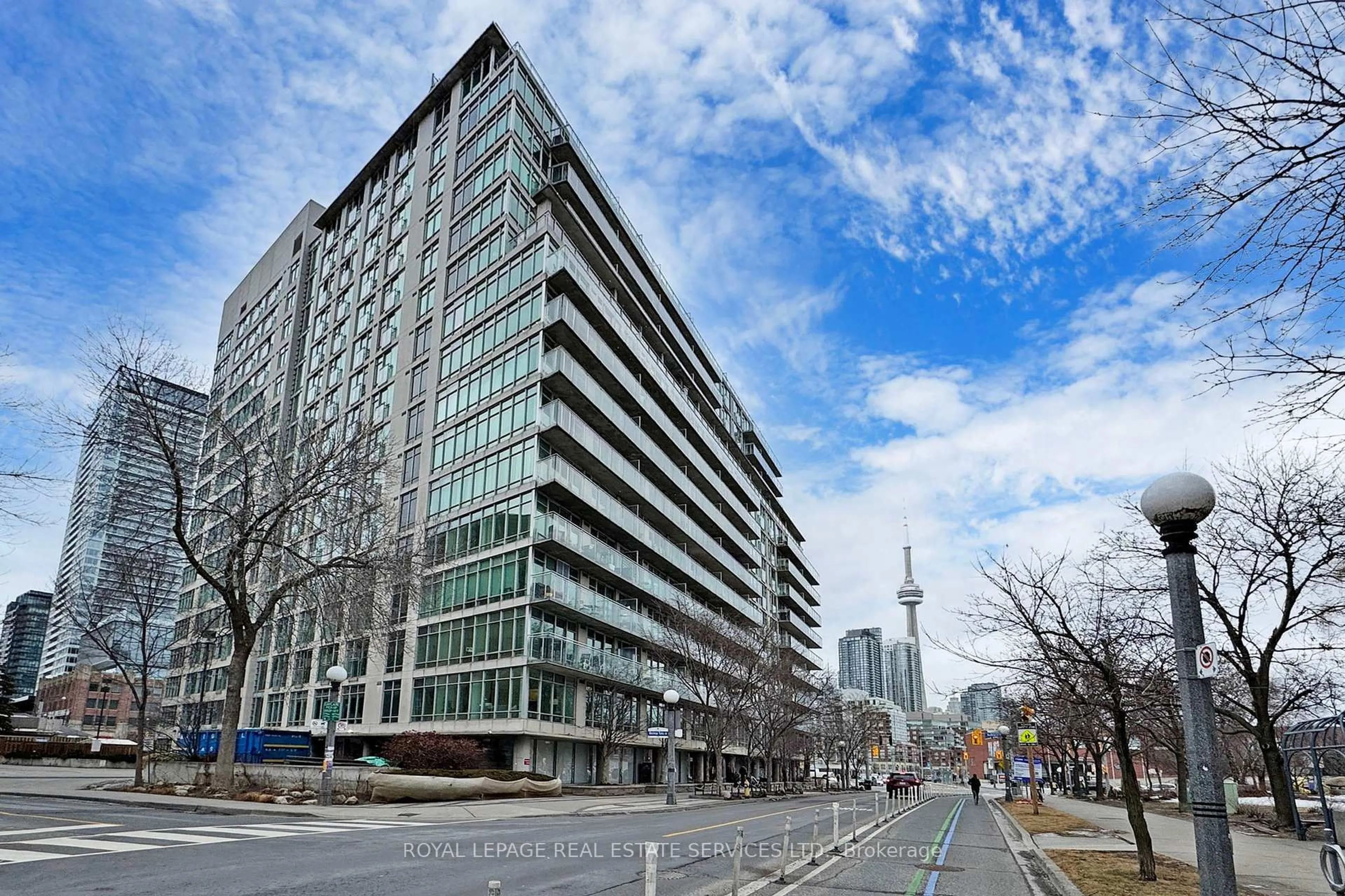 Indoor foyer for 650 Queens Quay #216, Toronto Ontario M5V 3N2