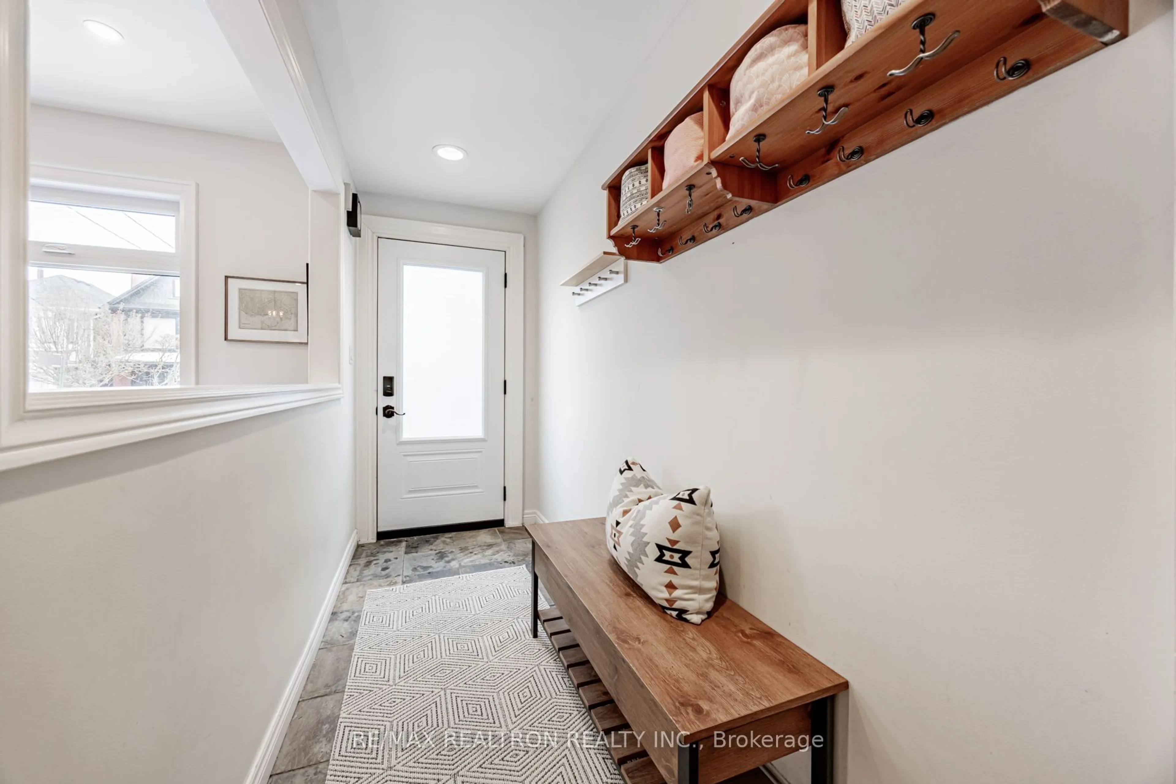 Indoor entryway for 40 Ellsworth Ave, Toronto Ontario M6G 2K3