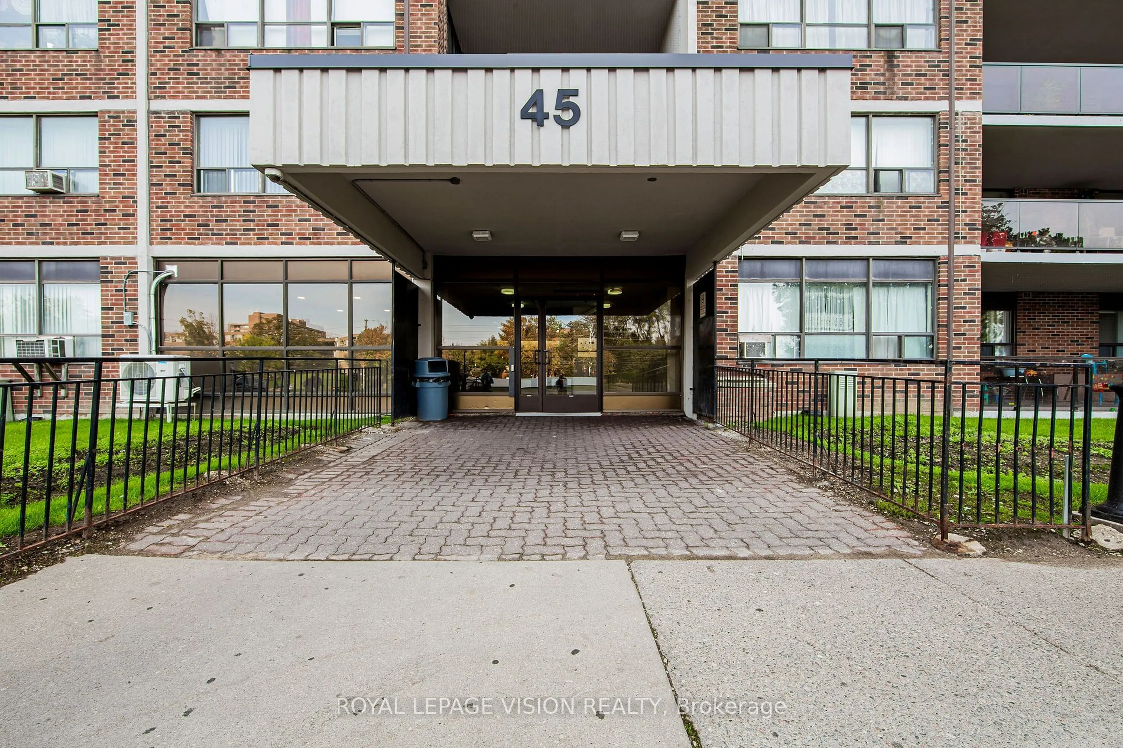 Indoor foyer for 45 Sunrise Ave #PH10, Toronto Ontario M4A 2S3