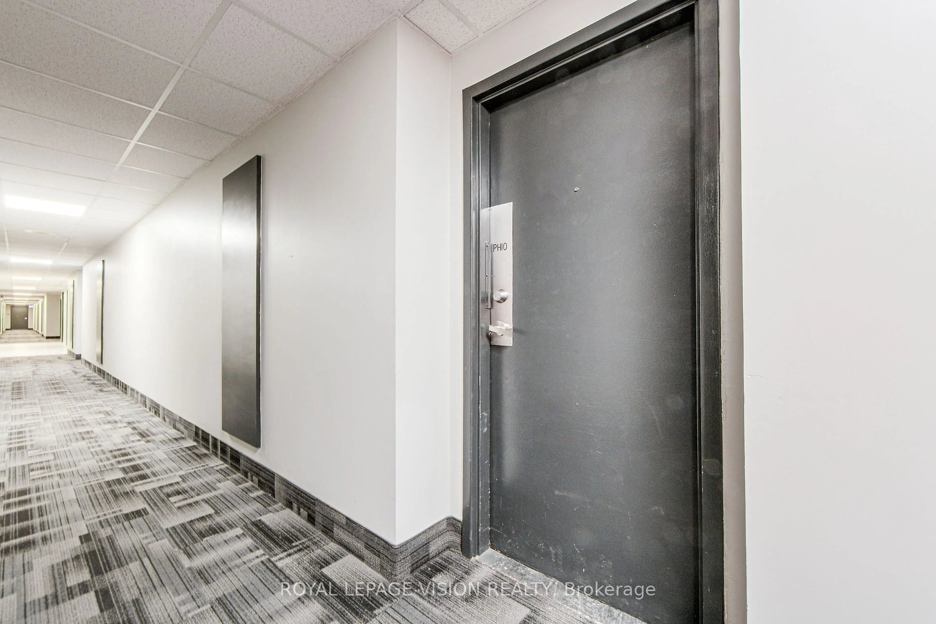 Indoor foyer for 45 Sunrise Ave #PH10, Toronto Ontario M4A 2S3