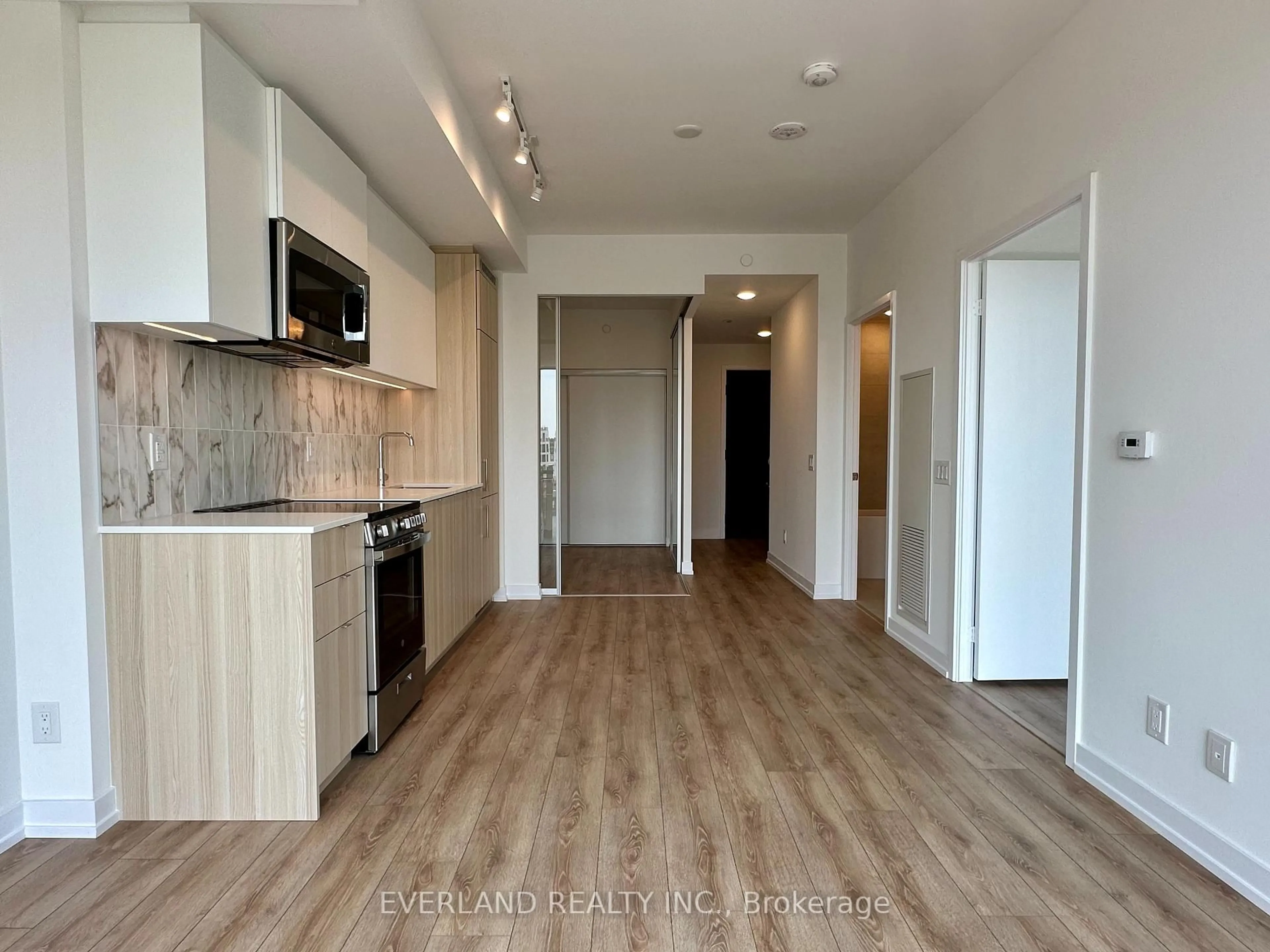 Open concept kitchen, wood/laminate floor for 500 Dupont St #514, Toronto Ontario M6G 1Y7