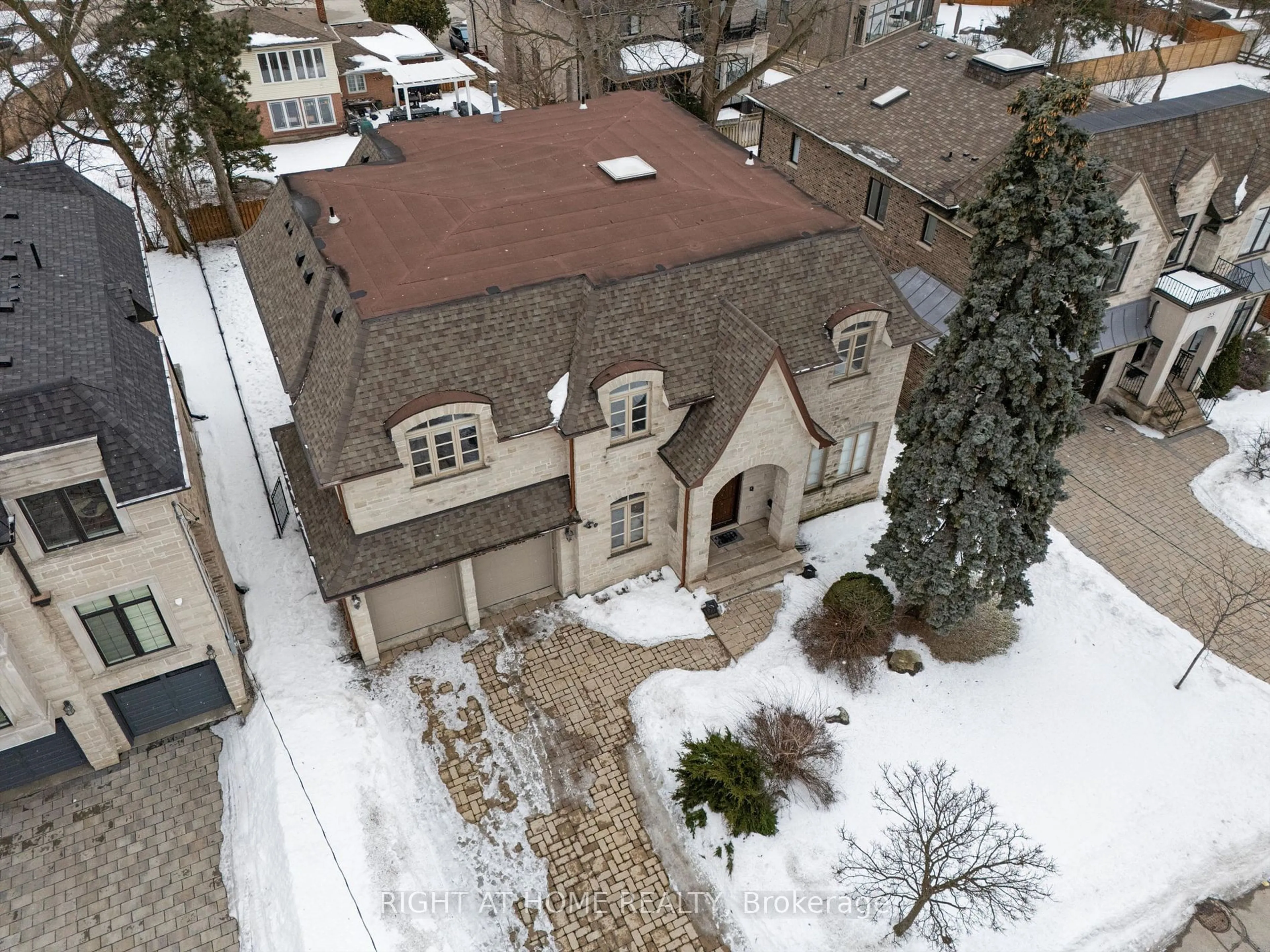 A pic from outside/outdoor area/front of a property/back of a property/a pic from drone, street for 27 Lloydminster Cres, Toronto Ontario M2M 2R9