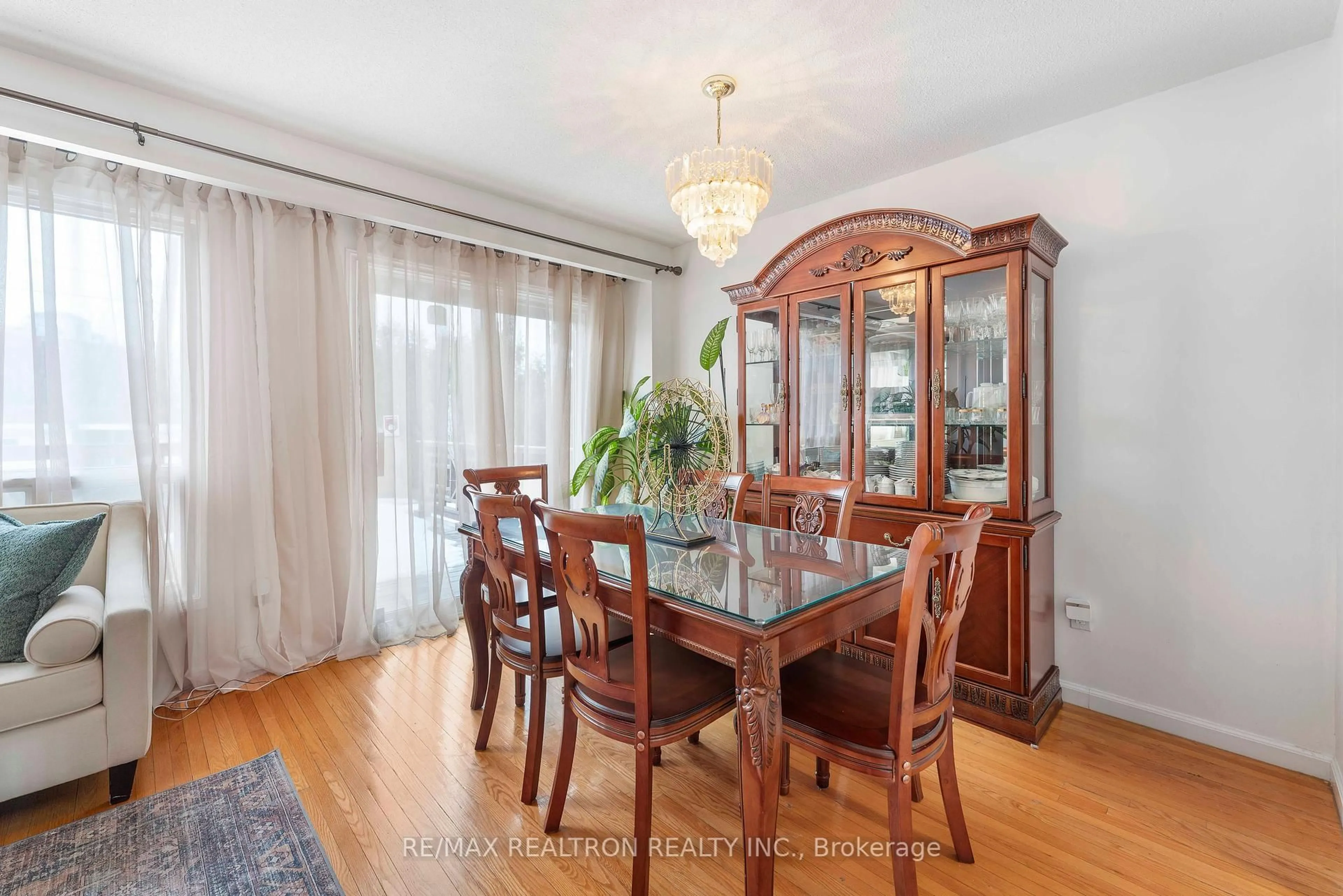 Dining room, wood/laminate floor for 54 Sexton Cres, Toronto Ontario M2H 2L5