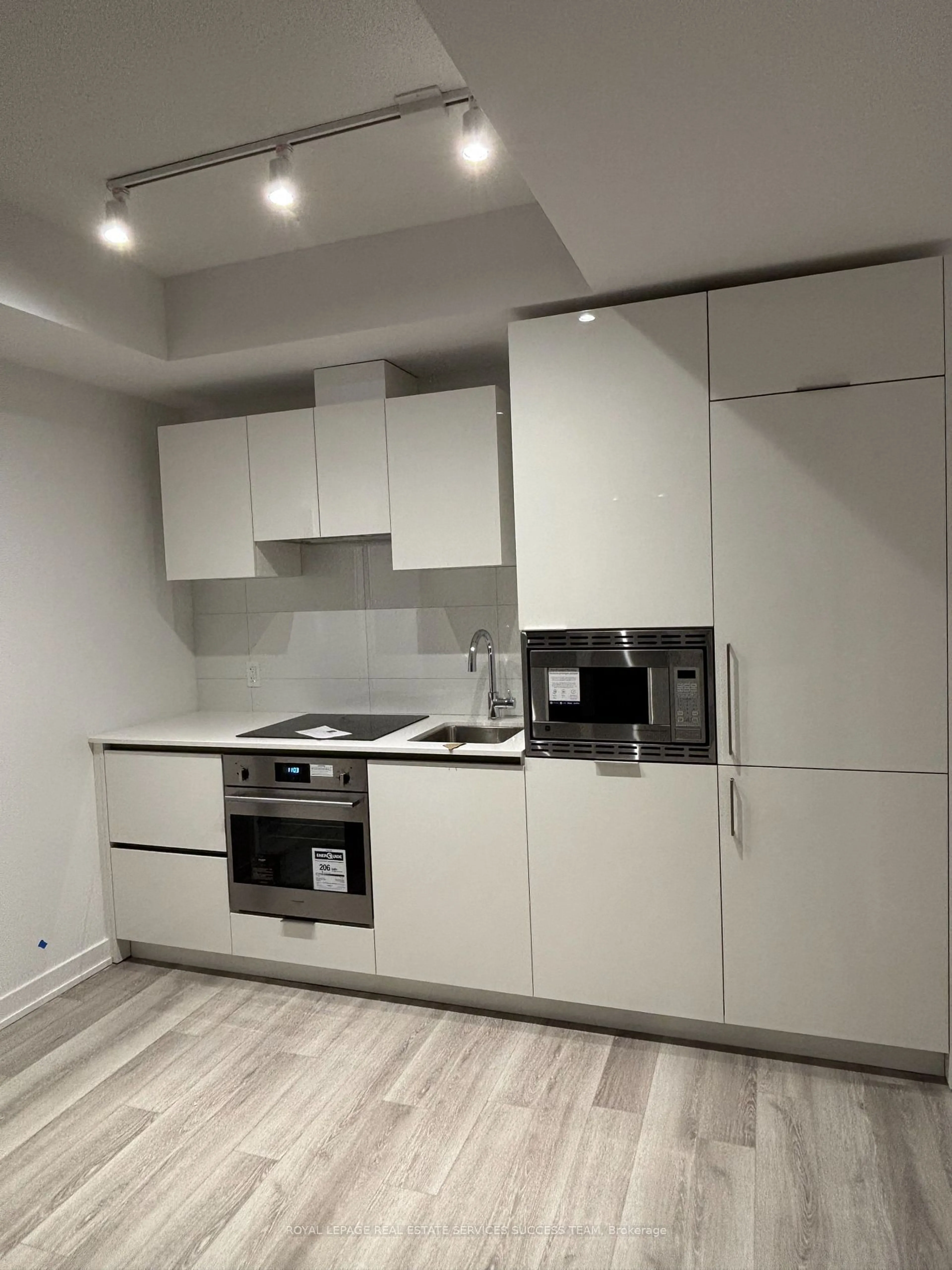 Standard kitchen, wood/laminate floor for 238 Simcoe St #3506, Toronto Ontario M5T 1T4