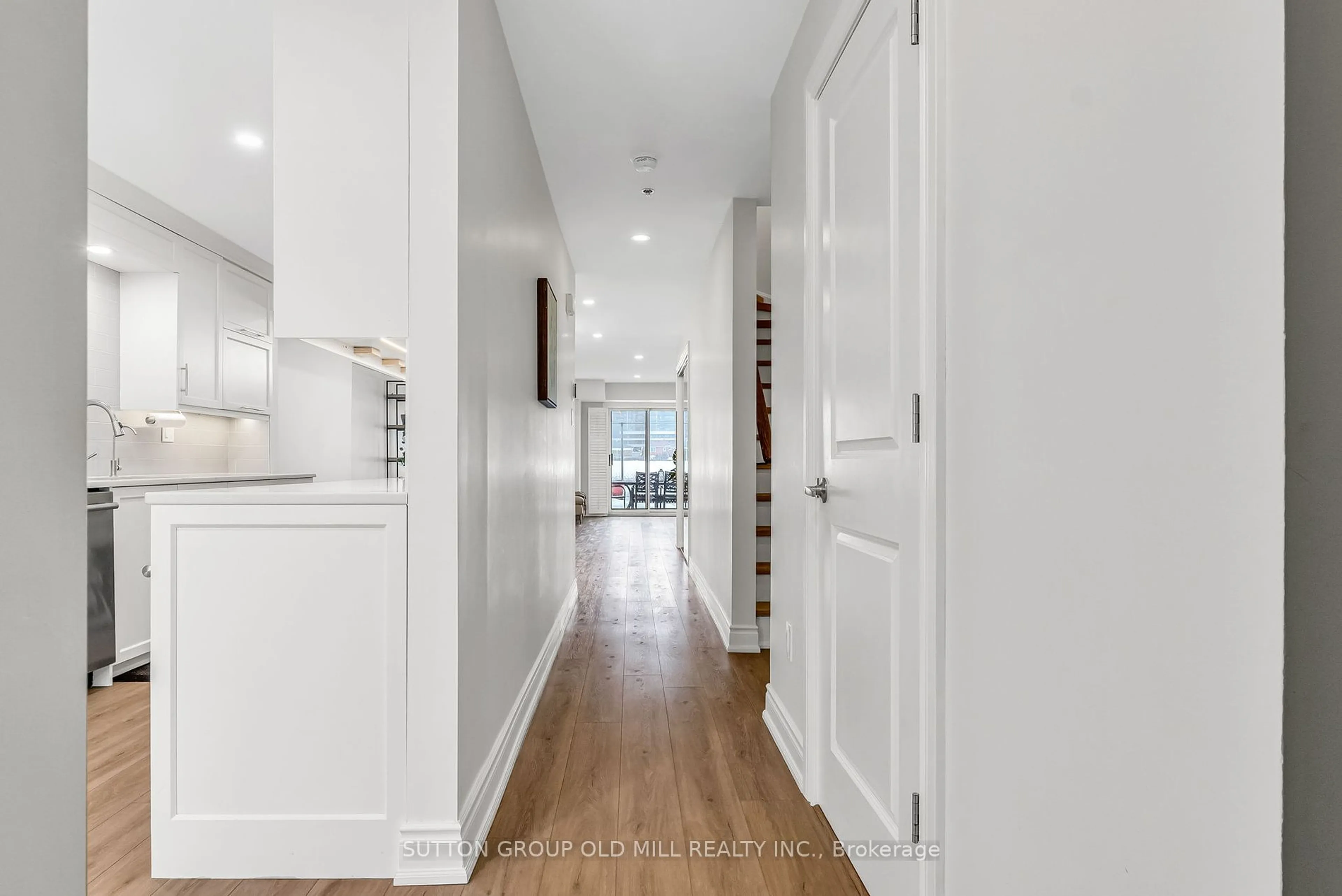 Indoor entryway for 988 Sheppard Ave #21, Toronto Ontario M3H 2T6