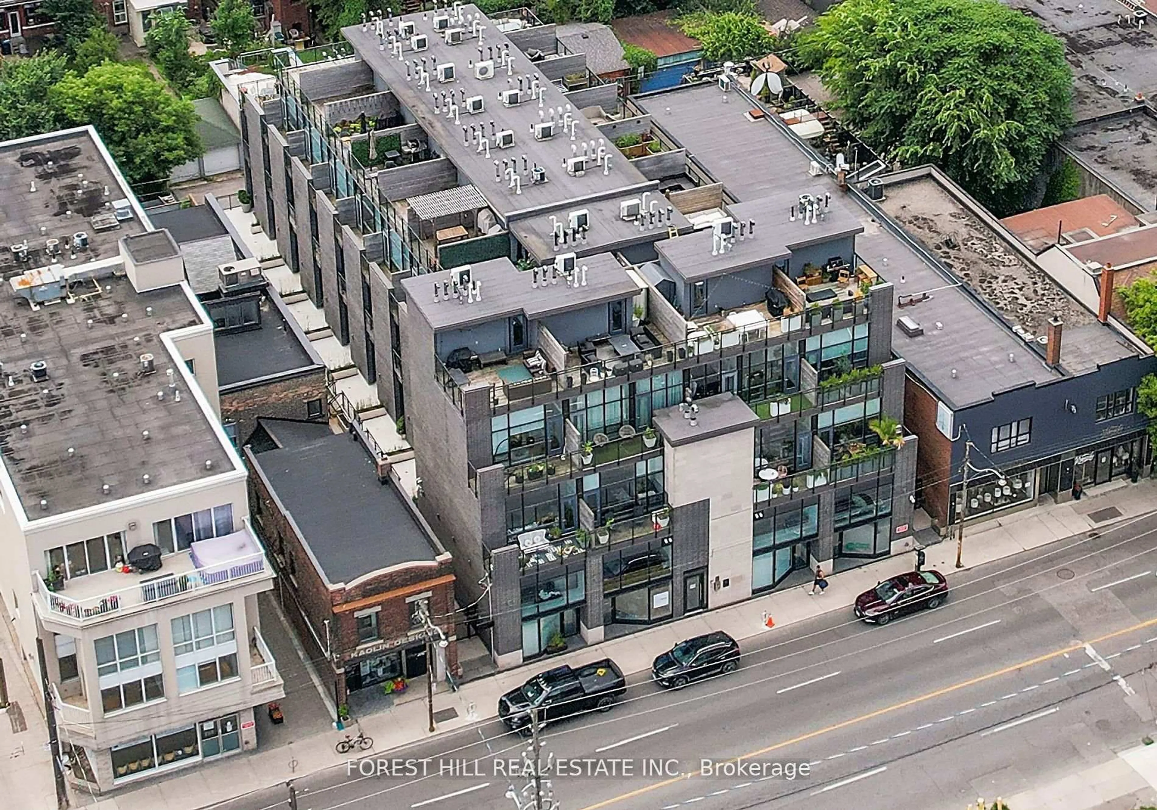 A pic from outside/outdoor area/front of a property/back of a property/a pic from drone, city buildings view from balcony for 483 Dupont St #112, Toronto Ontario M6G 1Y6