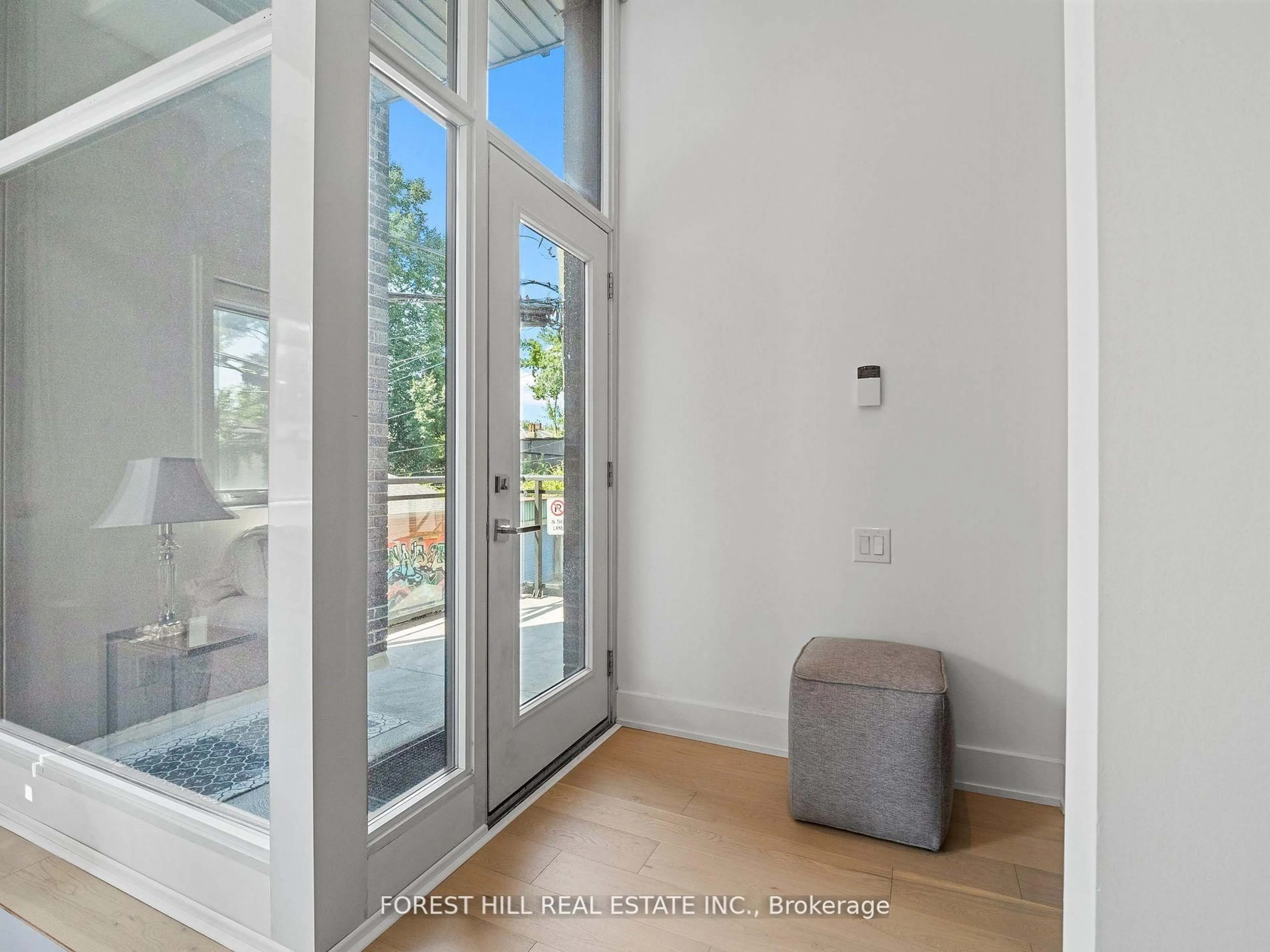 Indoor entryway for 483 Dupont St #112, Toronto Ontario M6G 1Y6