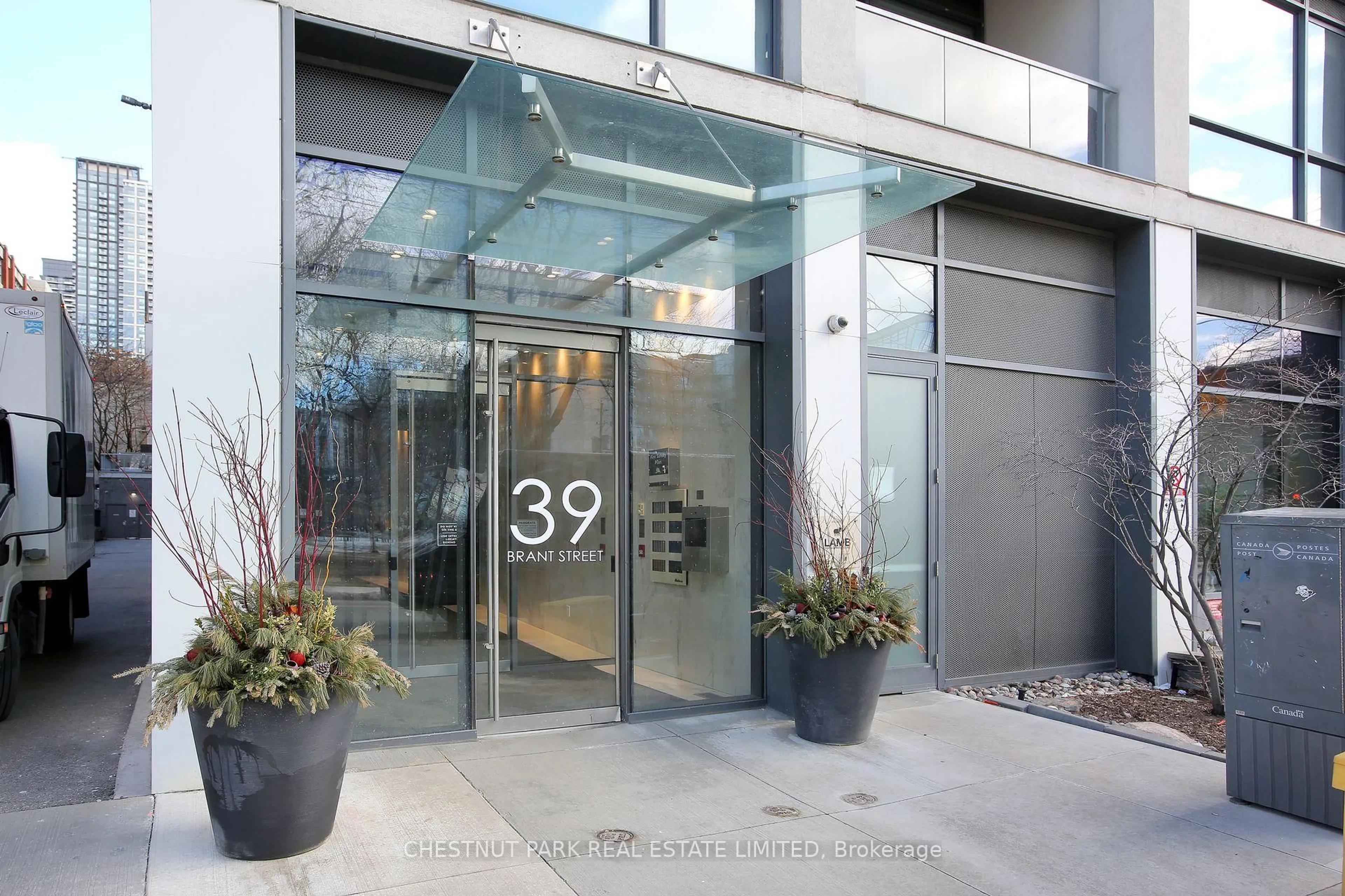 Indoor foyer for 39 Brant St #310, Toronto Ontario M5V 2L9