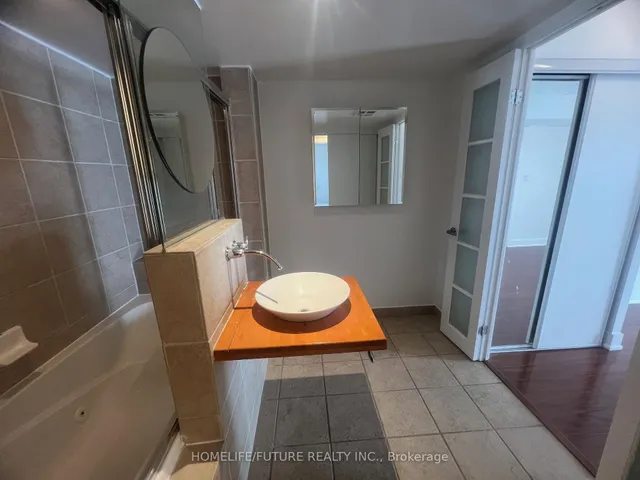 Additional property image - 550 Queens Quay Unit 1022