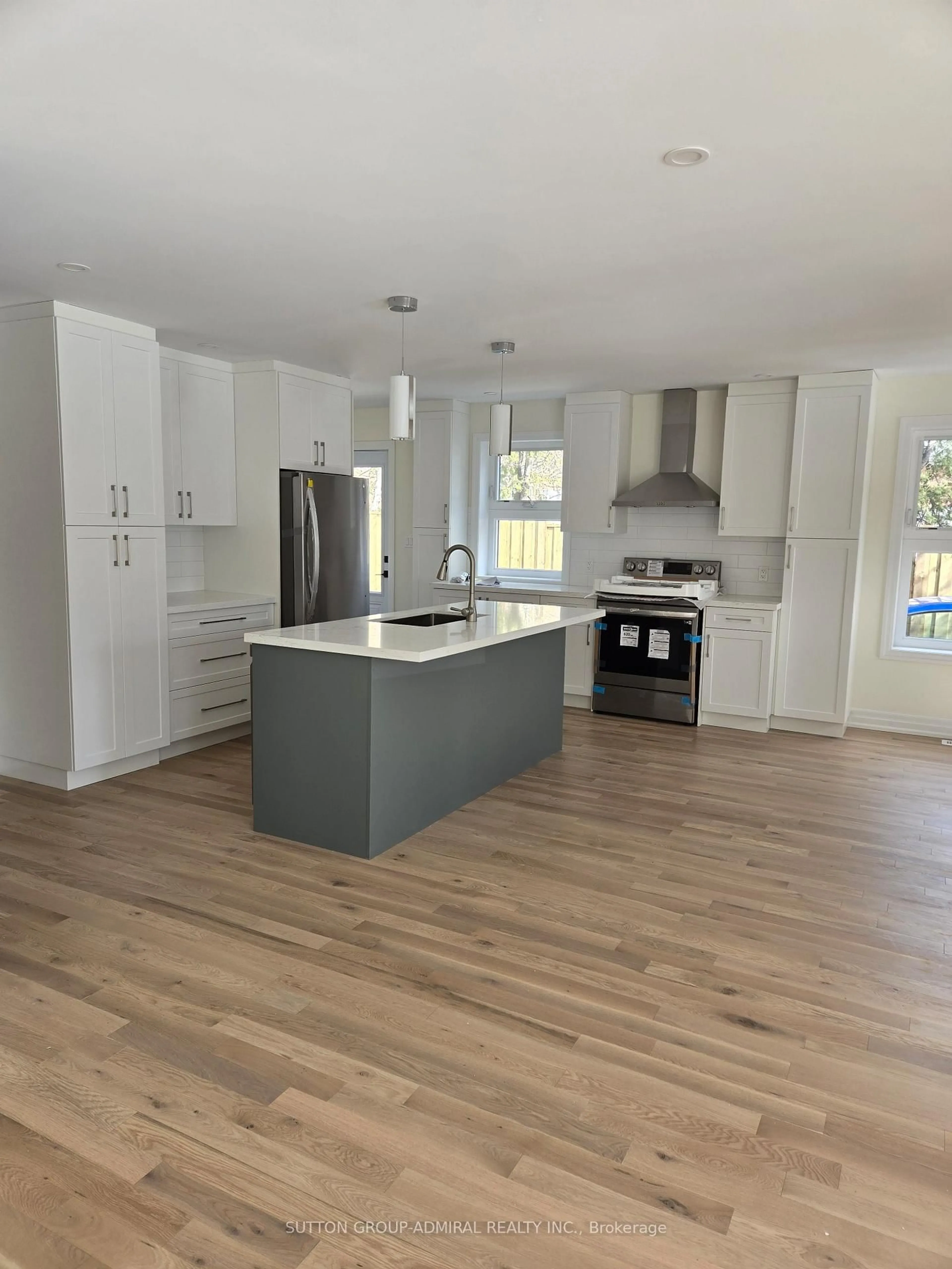 Open concept kitchen, wood/laminate floor for 16 Fleetwell Crt, Toronto Ontario M2R 1L3