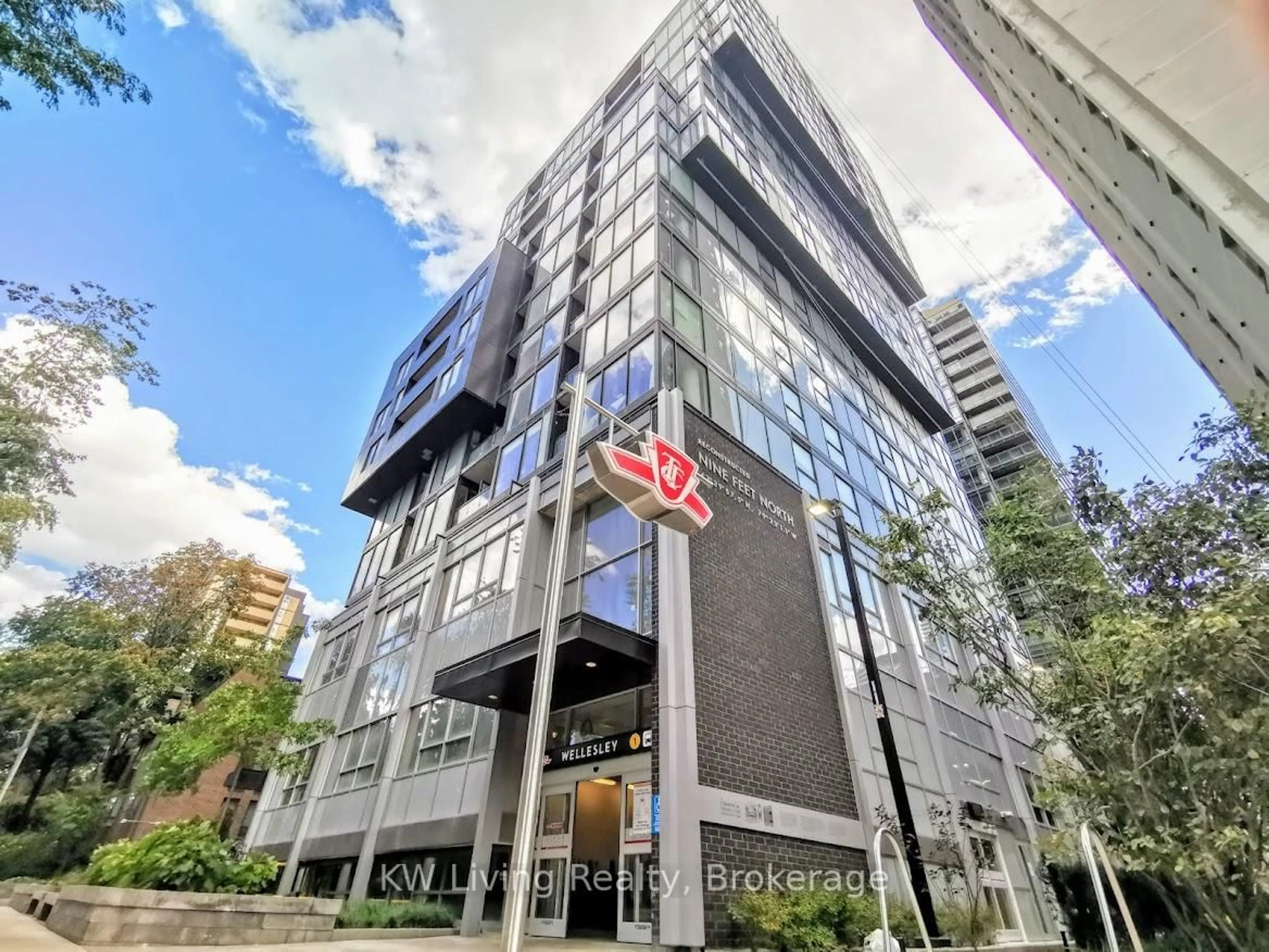 Indoor foyer for 17 Dundonald St #406, Toronto Ontario M4Y 1K3