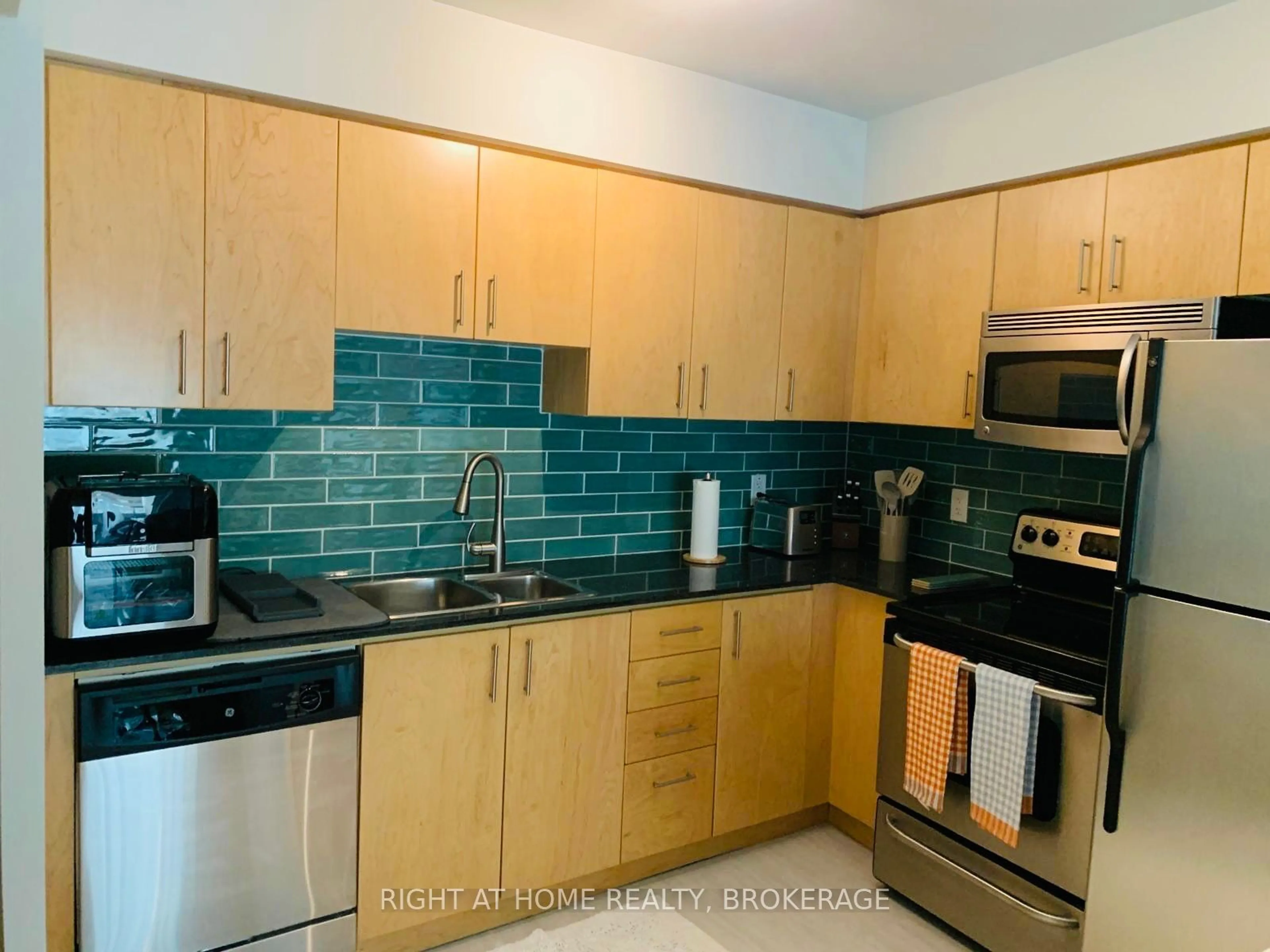 Standard kitchen, ceramic/tile floor for 8 Scollard St #1109, Toronto Ontario M5R 1M2