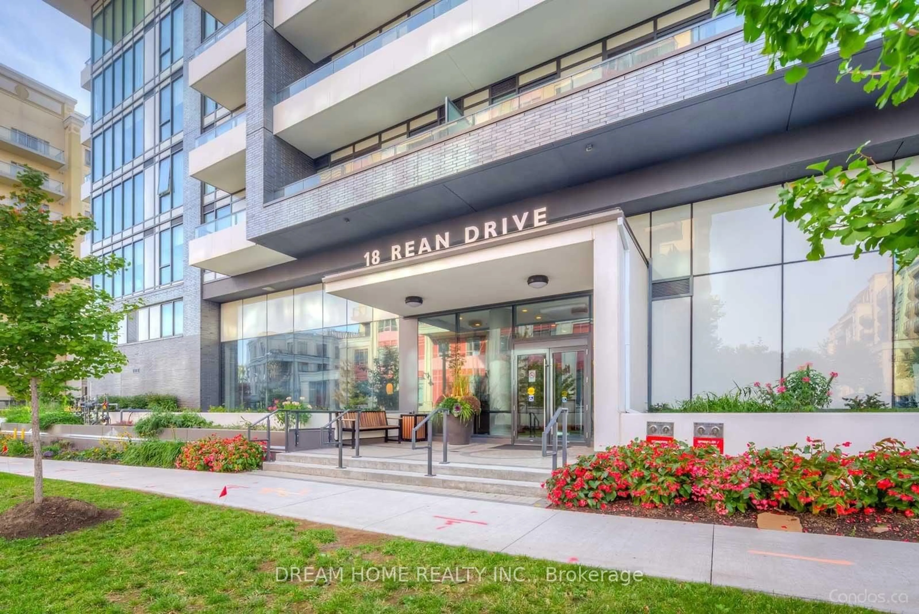 Indoor foyer for 18 Rean Dr #301, Toronto Ontario M2K 0C7